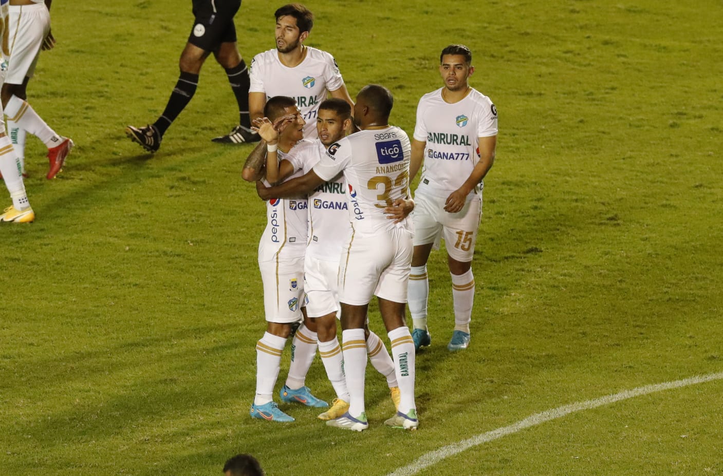 Los jugadores de Comunicaciones festejando el primer gol del partido ante Achuapa. (Foto Prensa Libre: Esbin García)