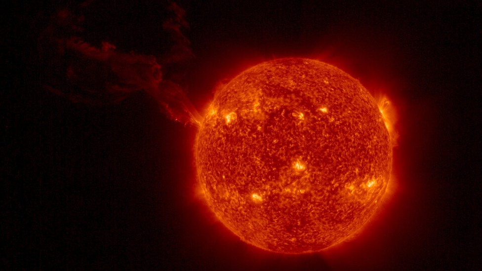 "Esta imagen es absolutamente espectacular porque se ve material solar que está saliendo literalmente del Sol a distancias de varios radios solares manteniendo la continuidad", señaló el físico solar José Carlos Del Toro Iniesta. (ESA)
