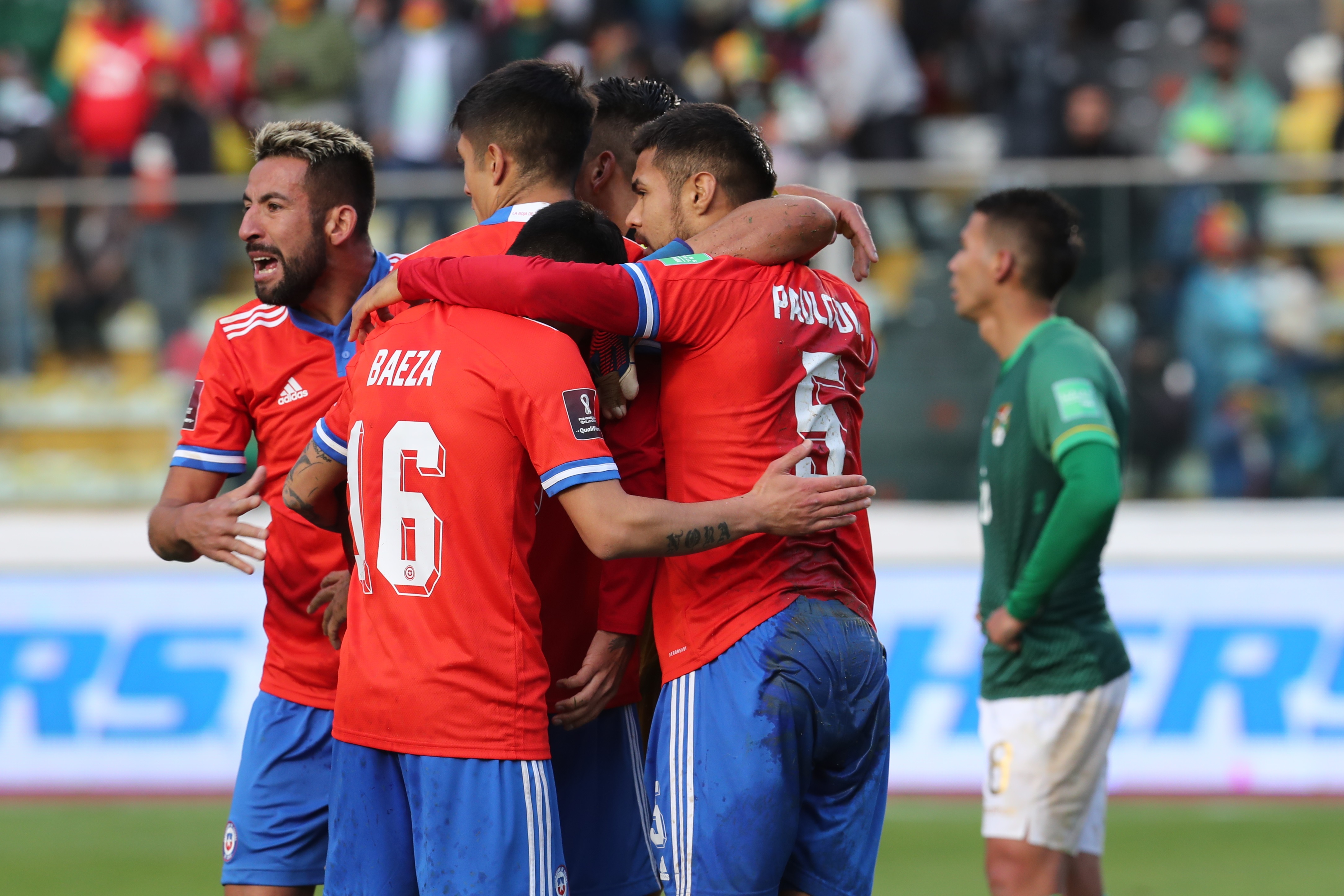 Jugadores de Chile celebran al final del partido de las eliminatorias sudamericanas para el Mundial de Qatar 2022 ante Bolivia. (Foto Prensa Libre: EFE)