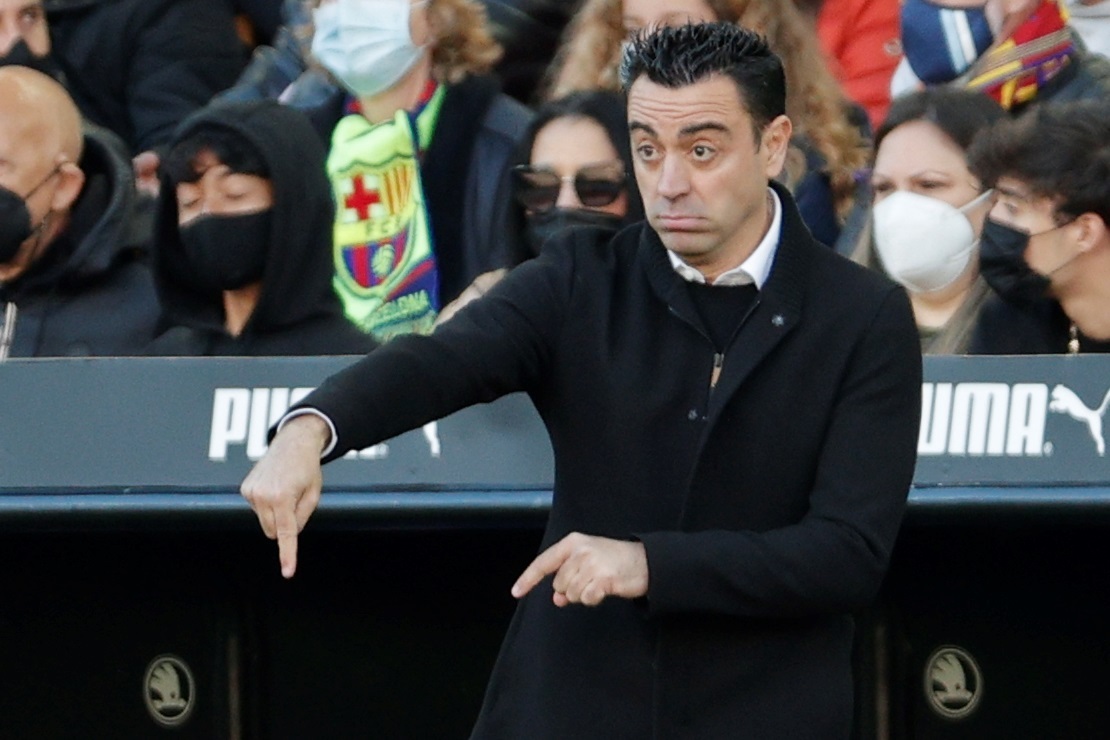 El entrenador del FC Barcelona, Xavi Hernández, durante el partido ante el Valencia. (Foto Prensa Libre: EFE)