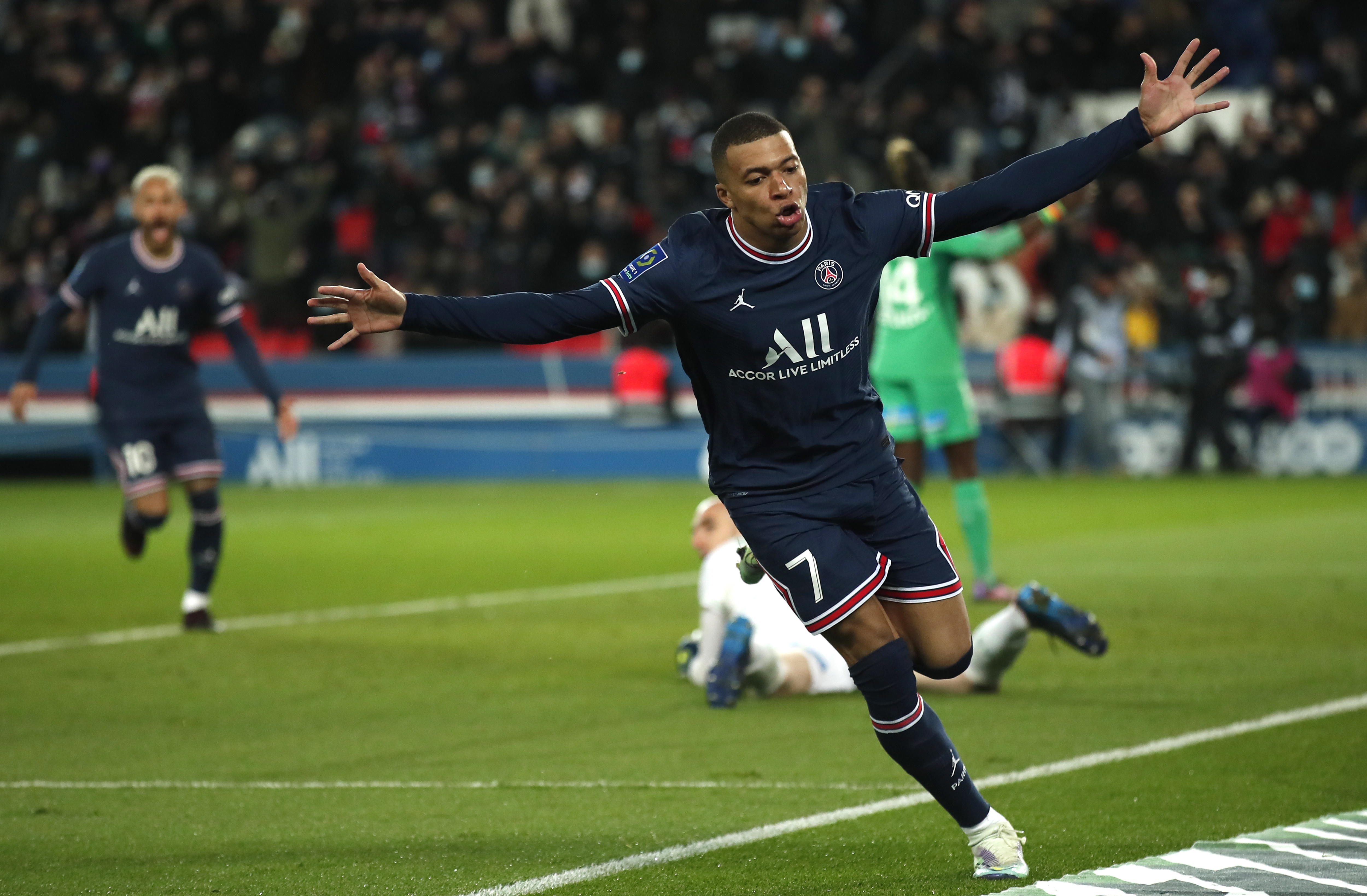 El delantero francés Kylian Mbappe fue figura en la victoria ante el AS Saint-Etienne el 26 de febrero en la Ligue 1.  Foto Prensa Libre: EFE.
