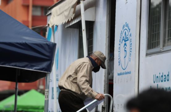 Personas se acercan al Laboratorio Móvil de hisopados ubicado en el Parque Central de la capital. (Foto Prensa Libre: Byron García) 