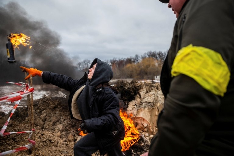 Aunque muchos no tienen experiencia militar, los civiles se han unido al ejército ruso para defender al país de la ofensiva lanzada por Vladimir Putin.