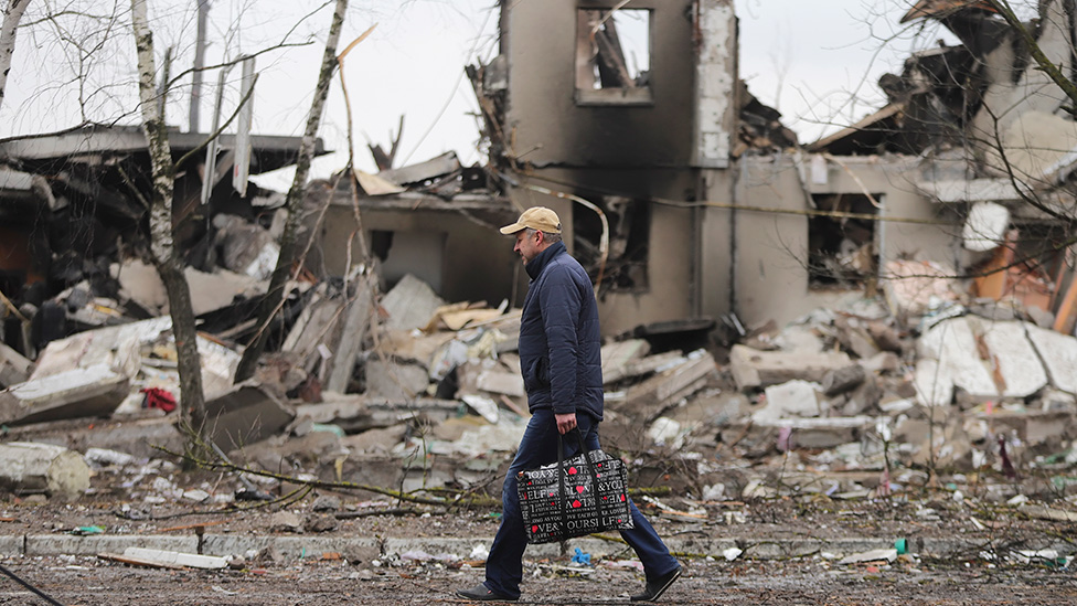 Estos edificios fueron alcanzados por bombardeos en la pequeña ciudad de Borodyanka, cerca de Kiev, Ucrania, el 3 de marzo de 2022.