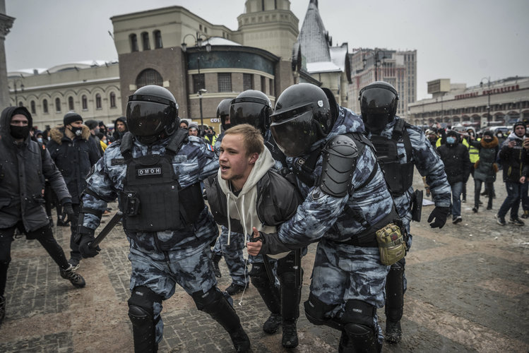 Oficiales de policía detienen a un partidario de Alexei Navalny durante una protesta en apoyo a él en Moscú, el 31 de enero de 2021. (Sergey Ponomarev/The New York Times)