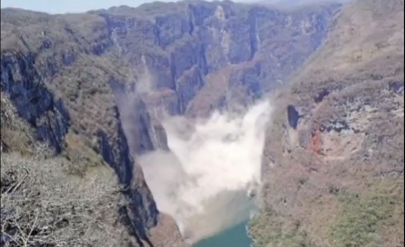 Un desprendimiento de una pared de roca se reportó en el Cañón del sumidero en Chiapas, reportando únicamente daños materiales. (Foto Prensa Libre: @monicagarzag)