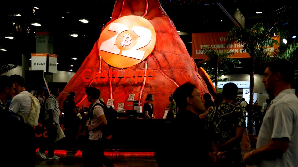 Bukele no llegó a la Conferencia Bitcoin 2022 en Miami, pero sí lo hizo una recreación de un volcán salvadoreño que es el ícono de su narrativa "bitconiana". (GETTY IMAGES)