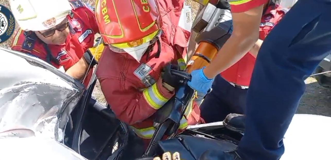 El conductor fue rescatado y trasladado a la emergencia del Hospital Roosevelt. (Foto Prensa Libre: Cuerpo de Bomberos Municipales)