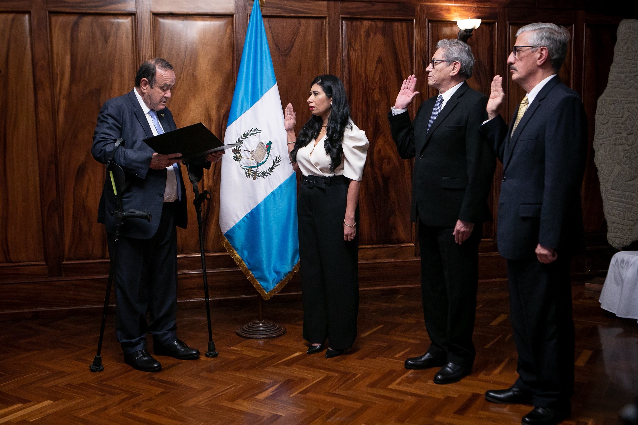 El presidente Alejandro Giammattei juramentó a Claudia Marcela Peláez, Luis Ortiz y Jorge Arauz como nuevos directores de la CNEE. El ente es el regulador del sector eléctrico, y entre otras funciona fija la tarifa de energía para los usuarios. (Foto, Prensa Libre: SCSPR).