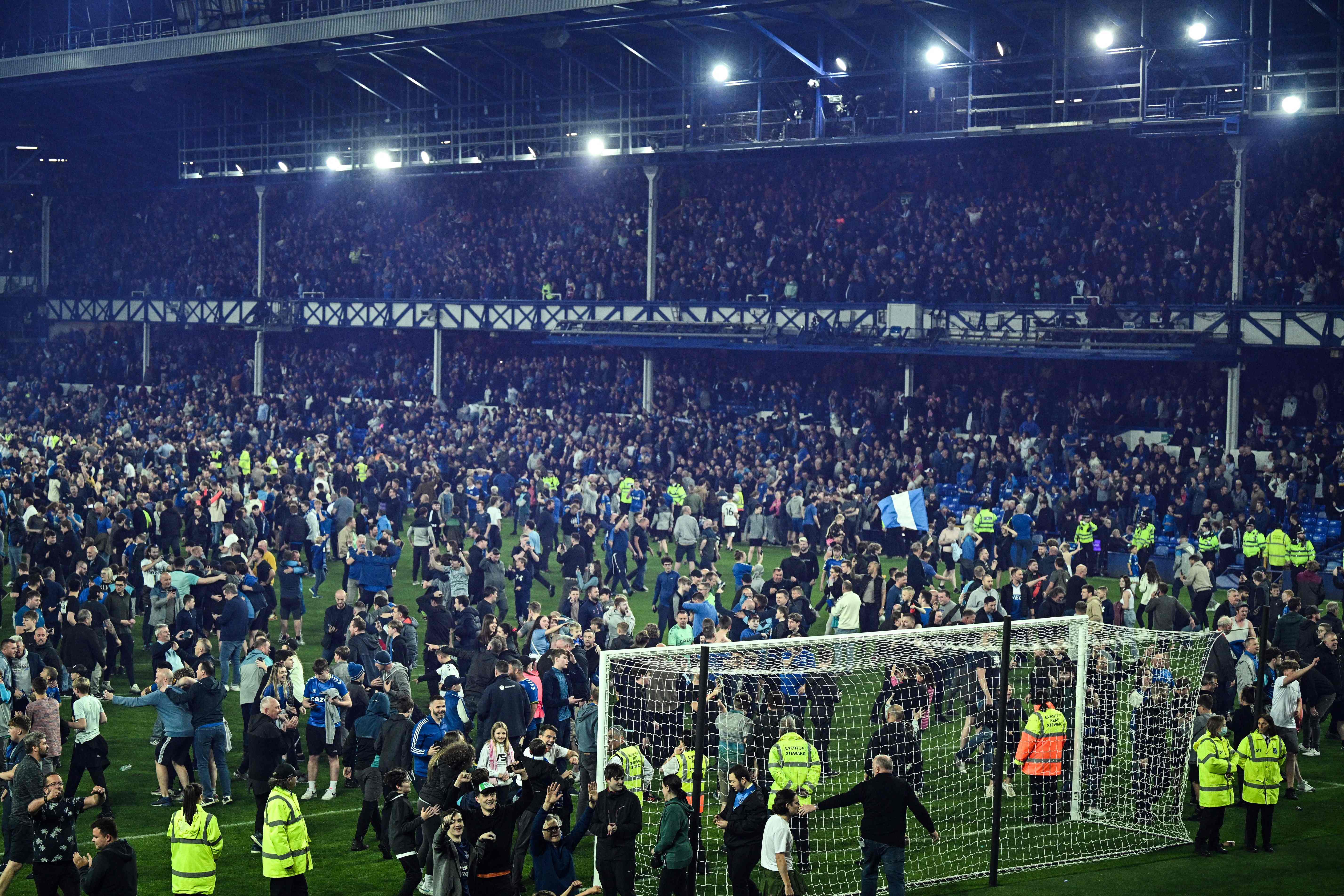 Los aficionados del Everton invadieron la cancha para celebrar la permanencia. (Foto Prensa Libre: AFP)