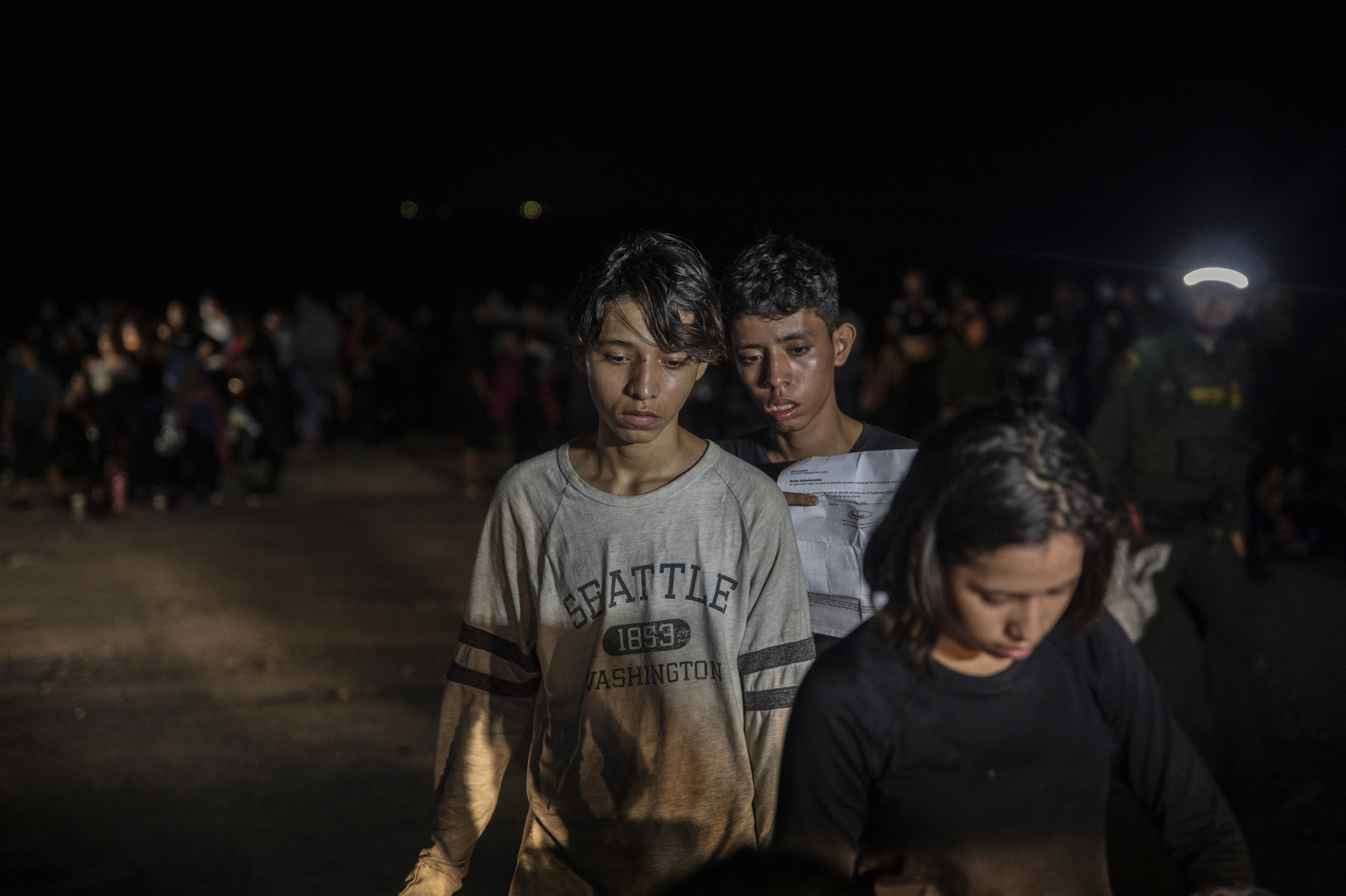 Gemelos no acompañados de 14 años procedentes de Guatemala esperan a ser procesados por los agentes fronterizos tras cruzar la frontera, en Roma,Texas, el 7 de mayo de 2022. (Foto Prensa Libre: Kirsten Luce/The New York Times)