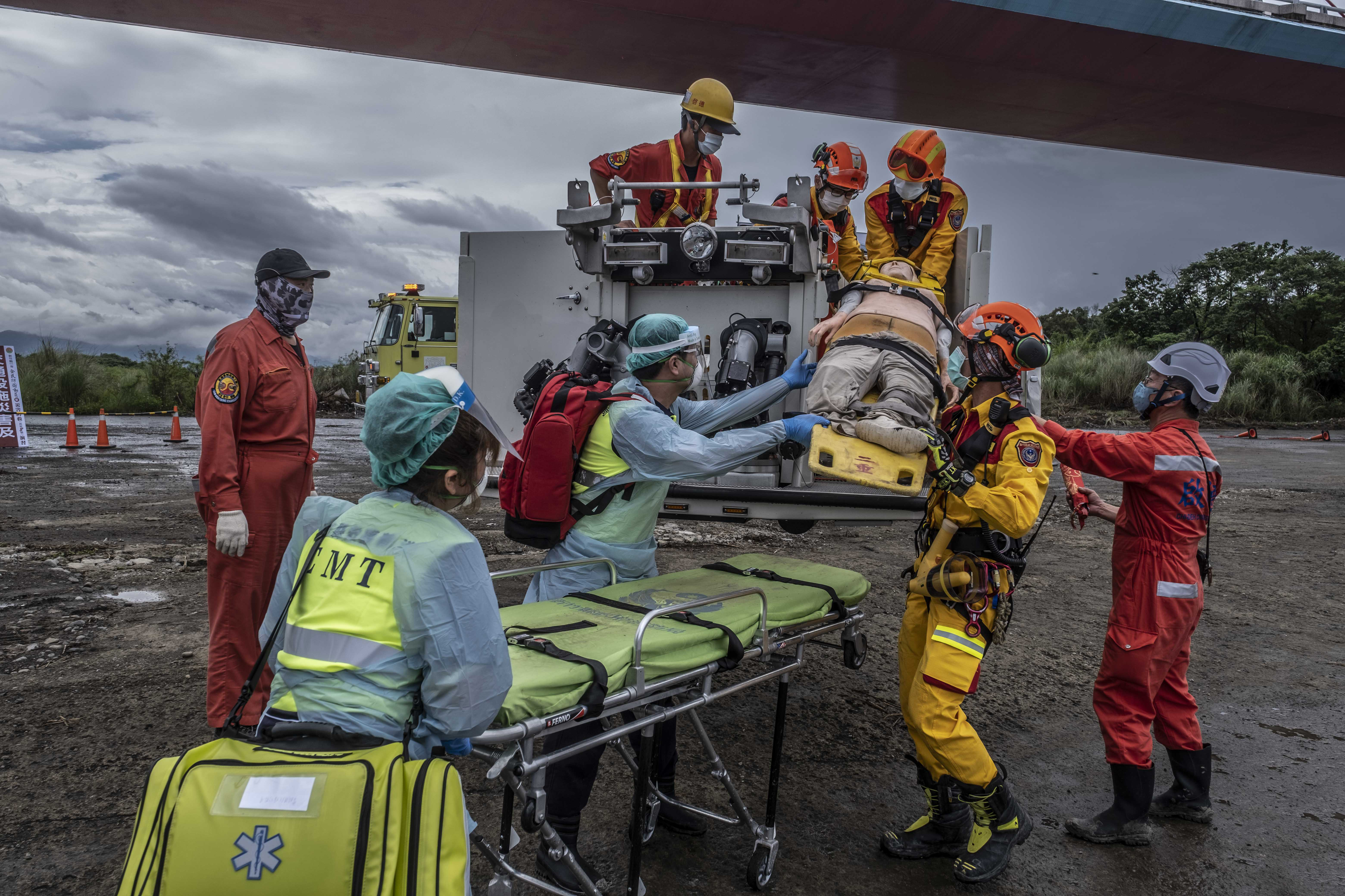 Personal de rescate en un ejercicio que simula que edificios y transportes públicos son atacados por misiles chinos, en Hsinchu, Taiwán, el 26 de mayo de 2022. (Foto Prensa Libre: Lam Yik Fei/The New York Times)