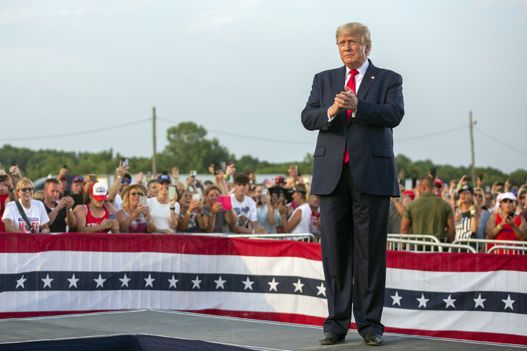 El ex presidente Donald Trump es aclamado en un mitin en Mendon, Illinois, el sábado 25 de junio de 2022. (Foto Prensa Libre: Rachel Mummey/The New York Times)