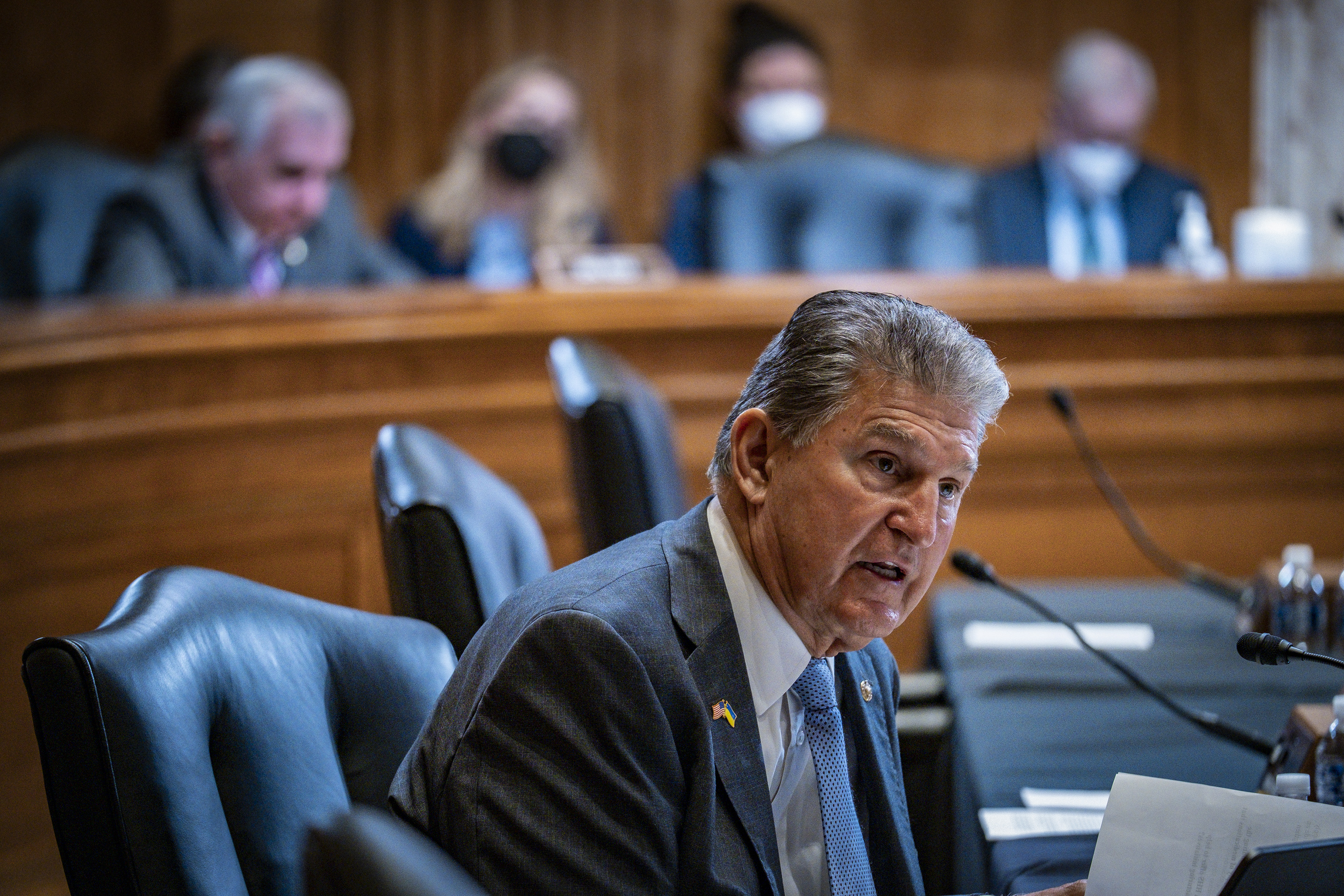 El senador Joe Manchin, demócrata de Virginia Occidental, cuyo rechazo a un proyecto de ley de compromiso sobre el clima fue recibido con brutales condenas por parte de ecologistas, en Washington, el 4 de mayo de 2022.  (Foto Prensa Libre: Pete Marovich/The New York Times)