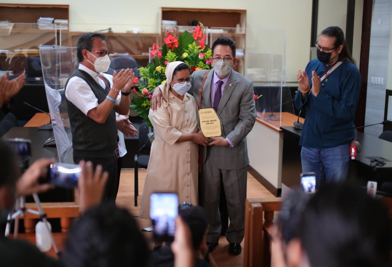 El juez de Mayor Riesgo B, Miguel Ángel Gálvez, recibe un reconocimiento por parte del sector interreligioso Centinelas. (Foto Prensa Libre: Carlos H. Ovalle)