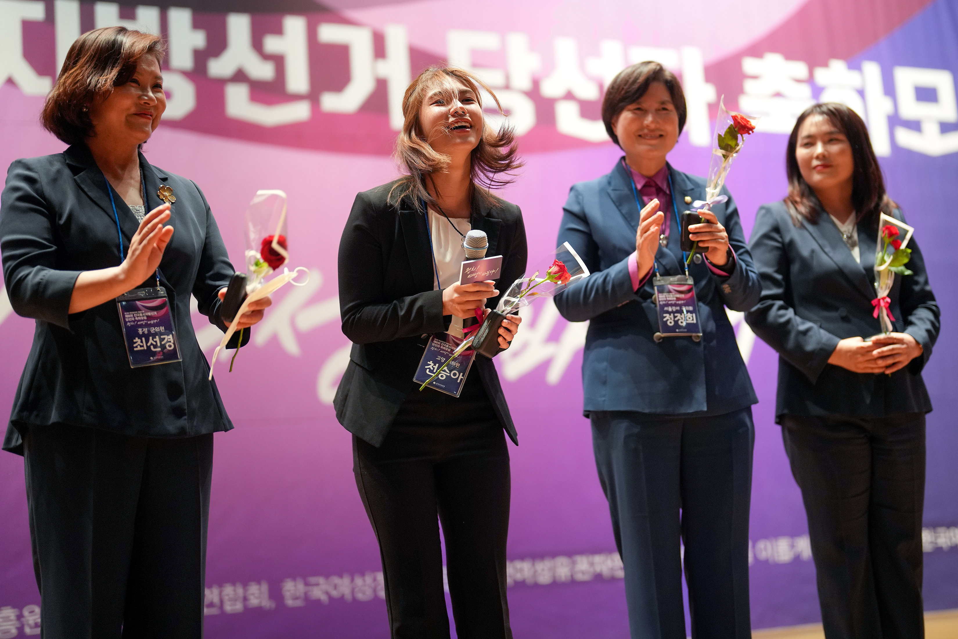 Cheon Seung-ah, de 19 años, segunda por la izquierda, en una reunión organizada por la Red de Mujeres Parlamentarias de Corea en Seúl, Corea del Sur, el 15 de junio de 2022. (Foto Prensa Libre: Chang W. Lee/The New York Times)