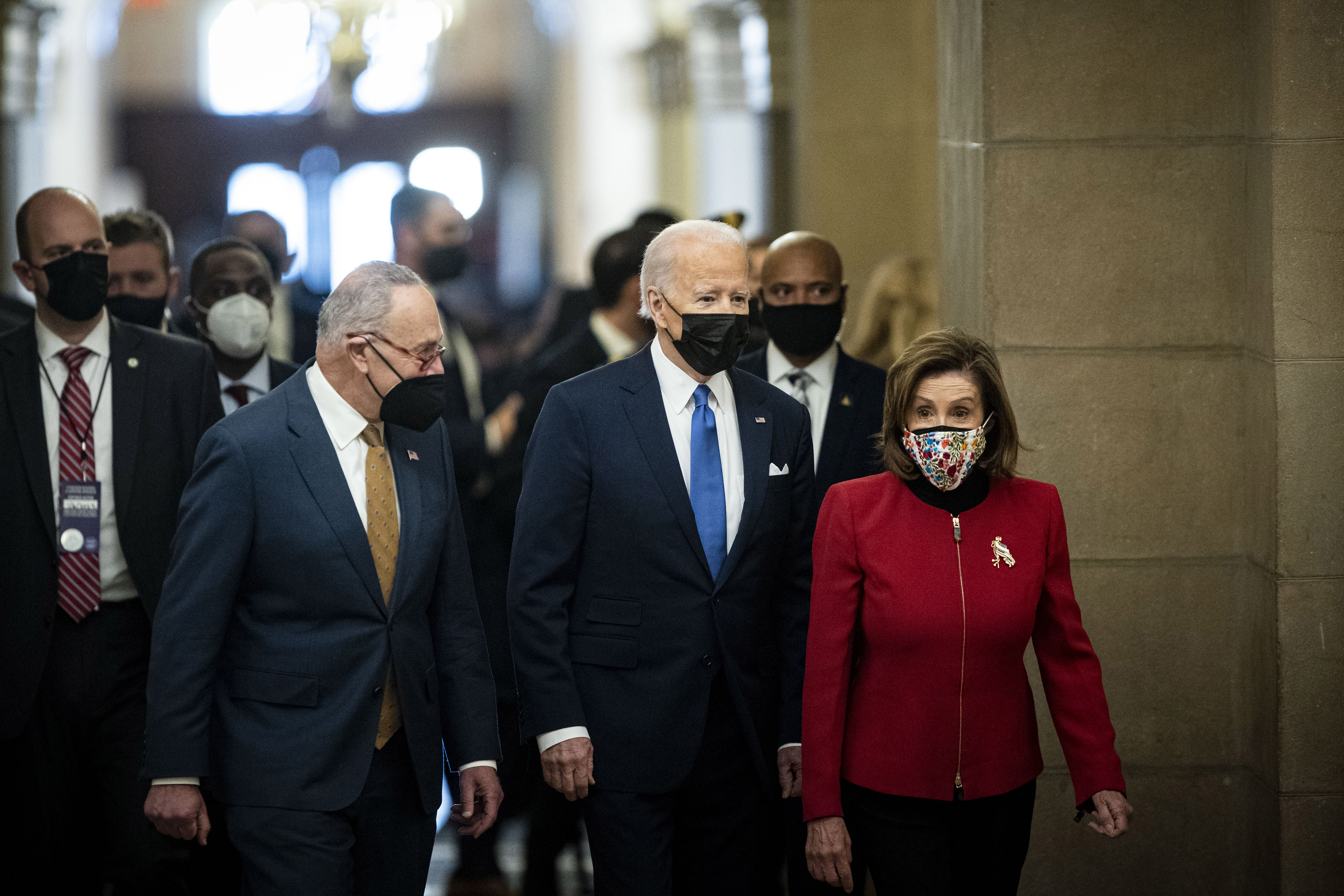 El presidente Joe Biden, en el centro, y Nancy Pelosi, a la derecha, en el Capitolio, en Washington, el 6 de enero de 2022. (Foto Prensa Libre: Al Drago/The New York Times)