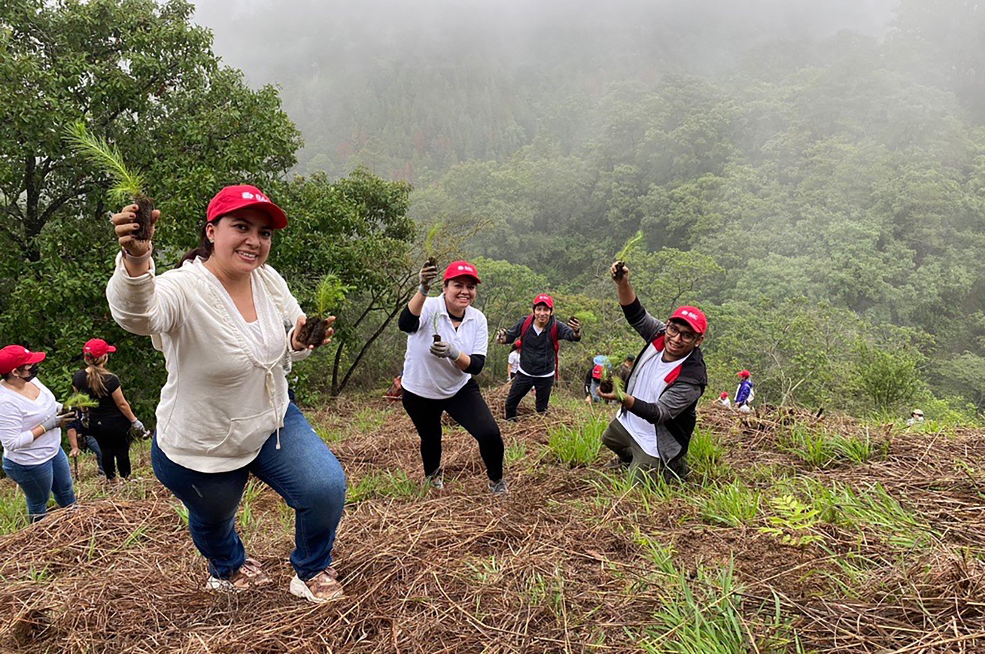 Voluntarios de BAC Credomatic en la Plantatón 2022 de Funcagua por el día mundial del medio ambiente / Reforestación en zonas prioritarias para la recarga hídrica dentro de la Región Metropolitana de Guatemala.