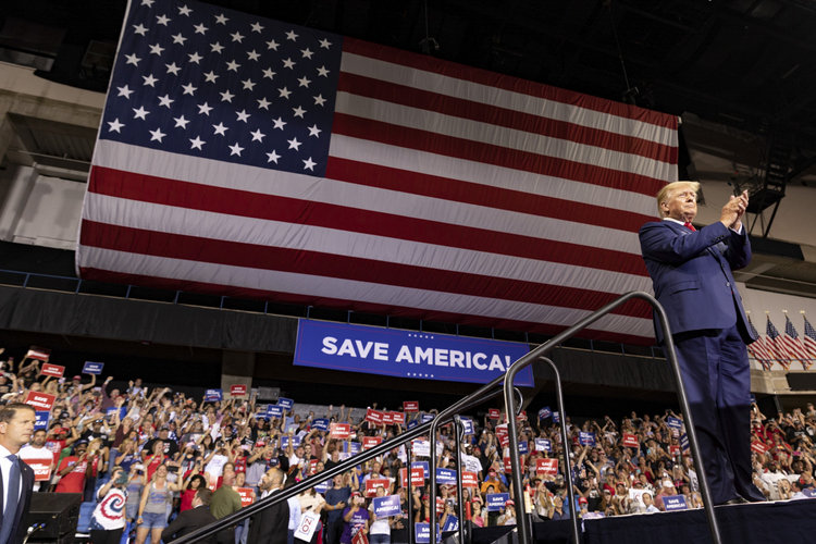 El expresidente Donald Trump llega al escenario en un mitin en Wilkes-Barre, Pensilvania, el sábado 3 de septiembre de 2022.  
(Foto Prensa Libre: Hannah Beier/The New York Times)