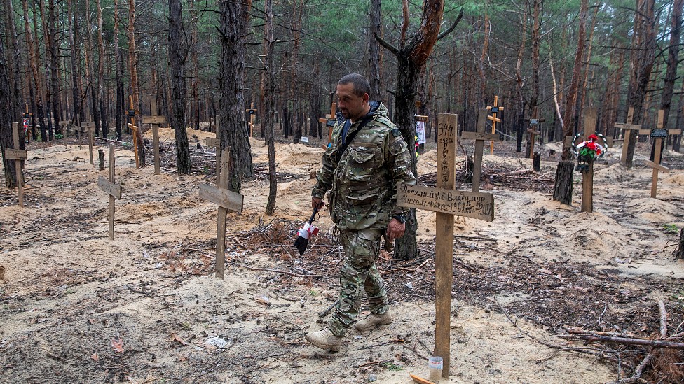 El jefe de la policía regional, Volodymyr Tymoshko, le dijo a la BBC que se cree que más de 400 cuerpos fueron enterrados en el lugar. (REUTERS)

