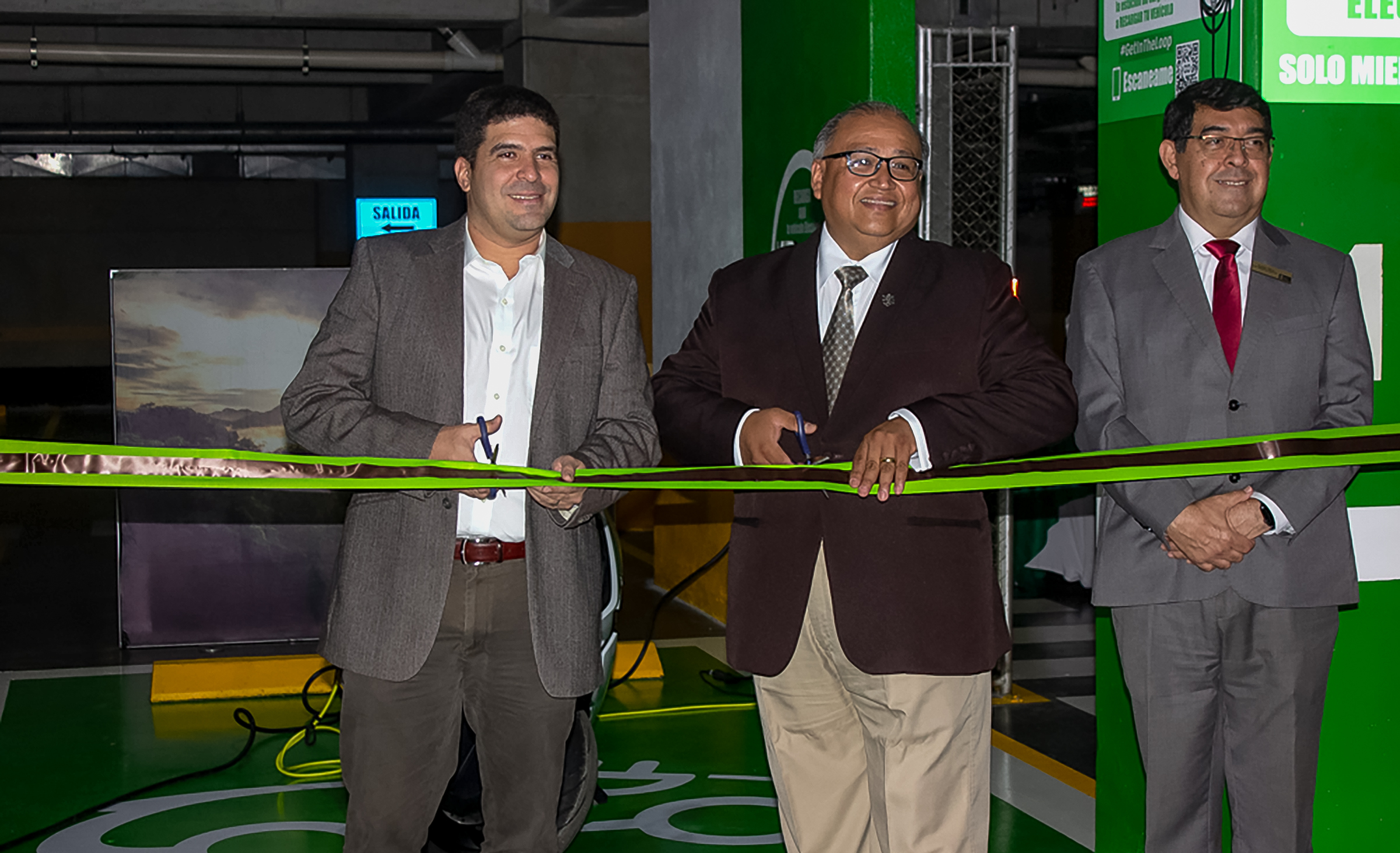 Representantes de la cadena de hoteles hace el corte simbólico para inaugurar la estación de carga. Foto Prensa Libre: Cortesía