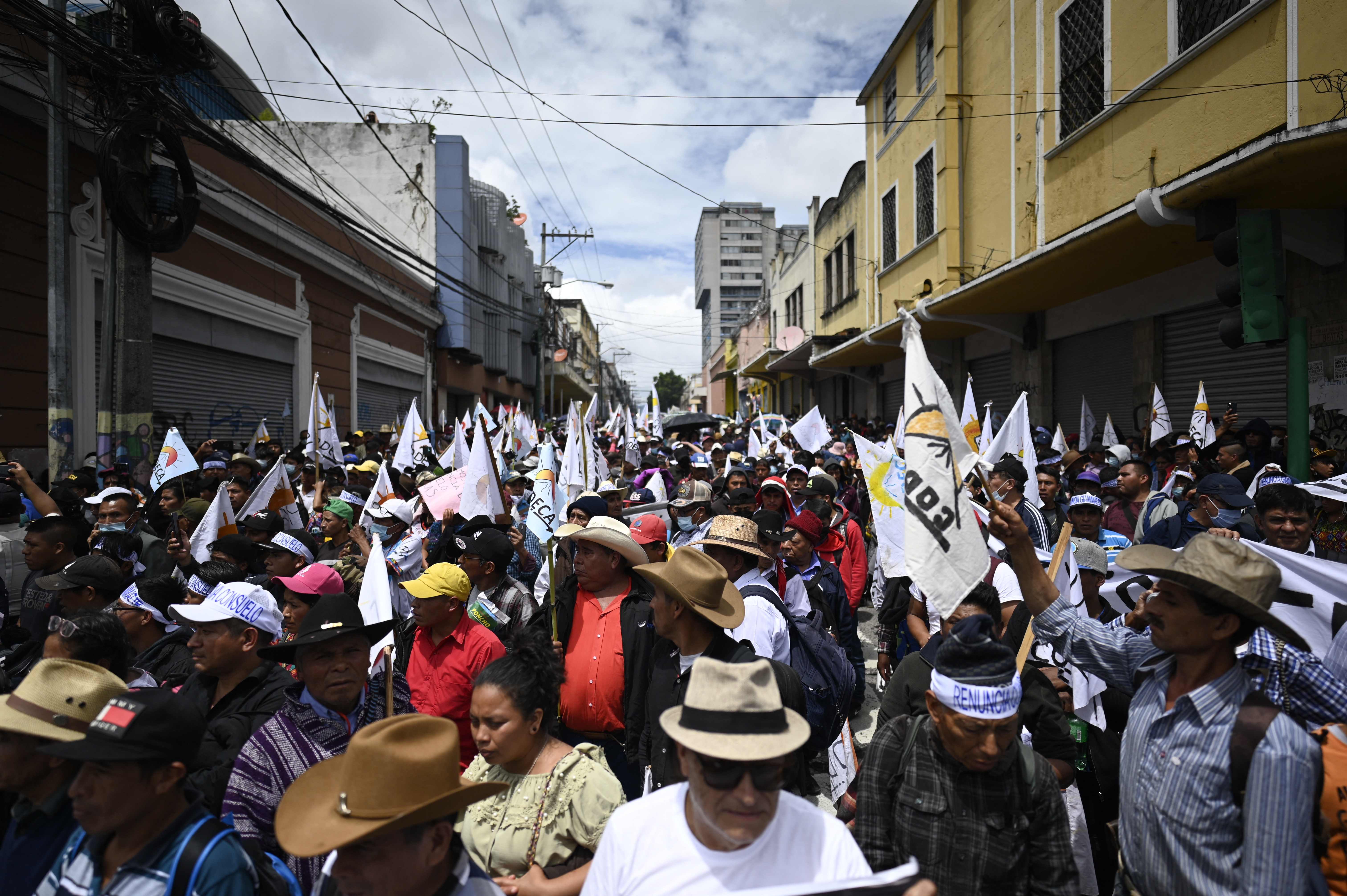 Miembros del Comité de Desarrollo Campesino (Codeca) marchan durante una protesta el 21 de septiembre de 2022. (Foto Prensa Libre: AFP) 