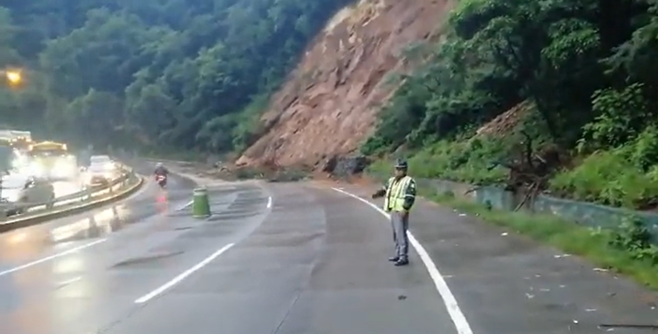 Tránsito Es Afectado En La Ruta Interamericana Por Nuevo Derrumbe 4053