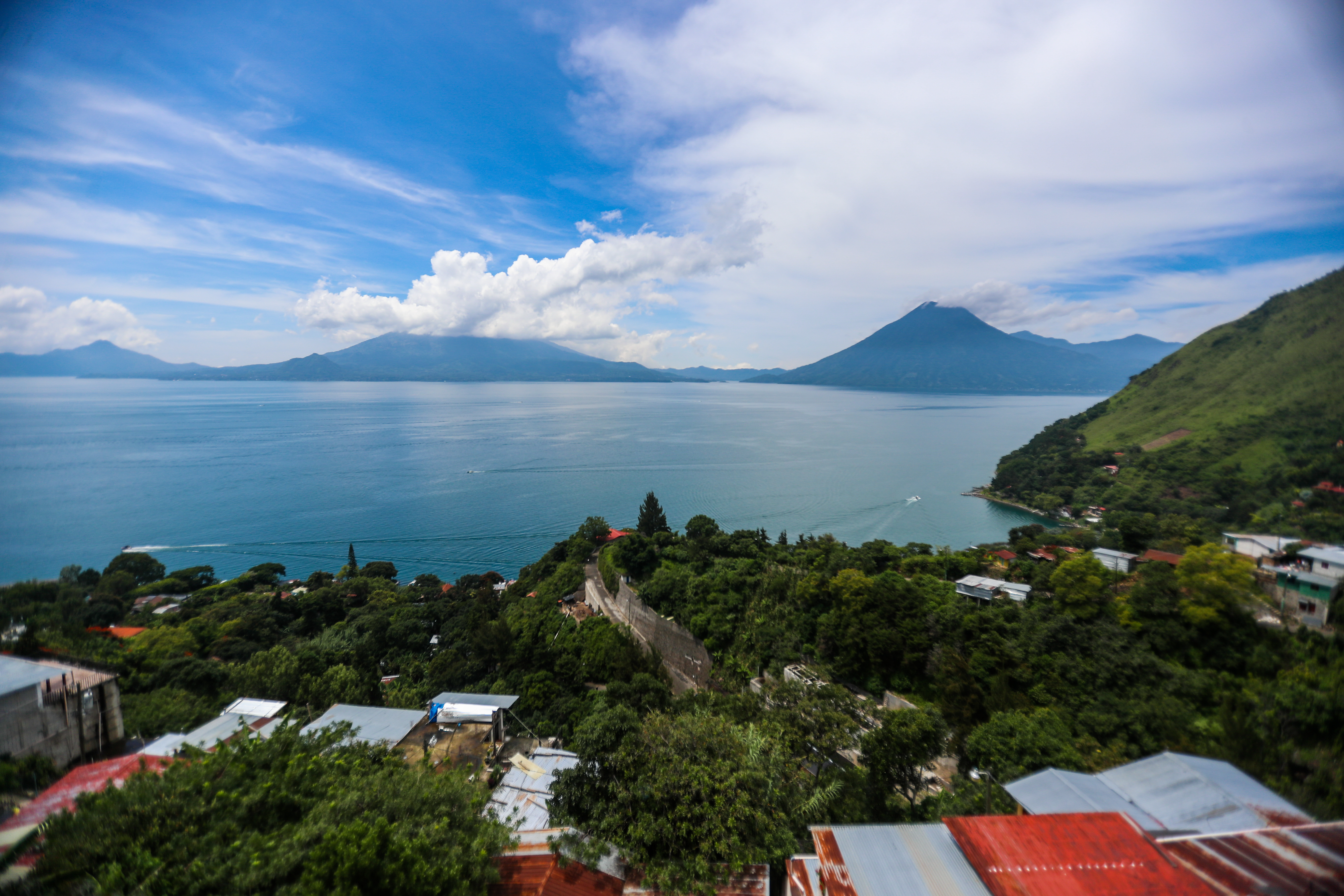 Paisaje de Atitlán, lugar visitado durante los feriados en Guatemala