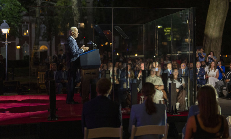 El presidente Joe Biden pronuncia un discurso en el que describe la democracia bajo fuego en Estados Unidos, en el Independence Hall de Filadelfia, el 1 de septiembre de 2022. (Foto Prensa Libre: Doug Mills/The New York Times)