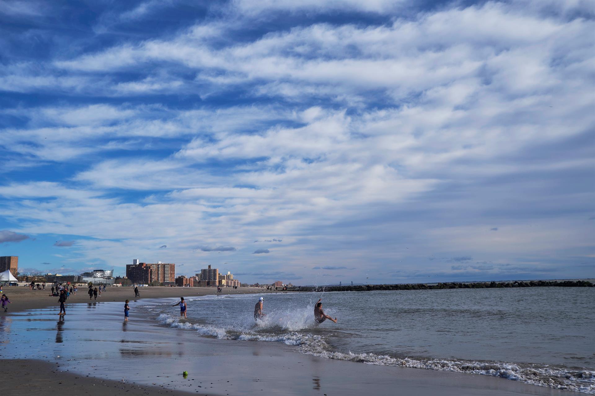 Tres niños aparecen muertos en la orilla de una playa de Nueva York