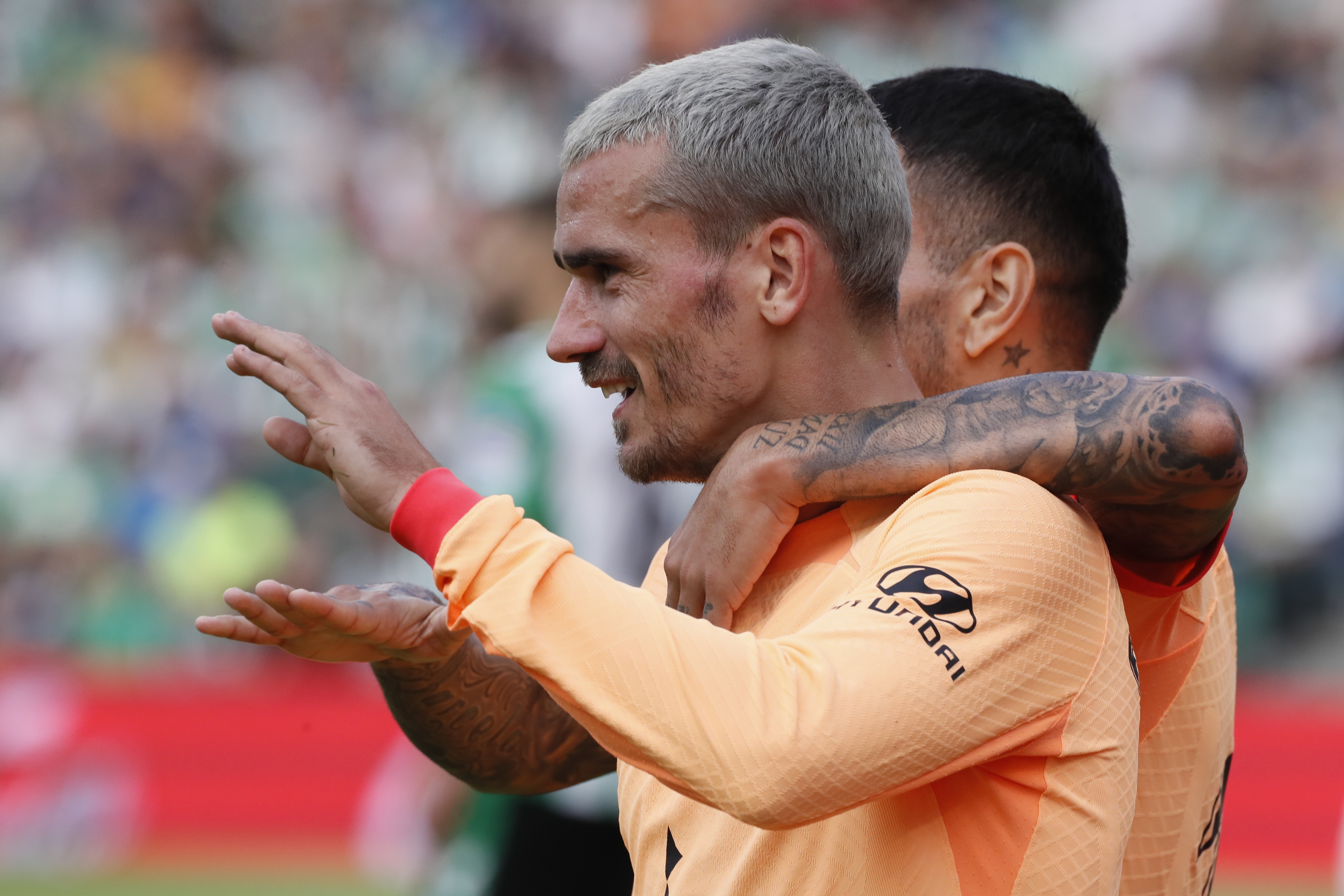 El delantero francés del Atlético de Madrid Antoine Griezmann celebra tras anotar un gol olímpico. (Foto Prensa Libre: EFE)