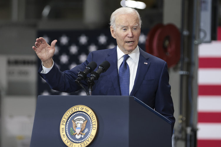 El presidente Joe Biden habla durante una visita a las operaciones de Volvo Group Powertrain en Hagerstown, Maryland, el viernes 7 de octubre de 2022. (Foto Prensa Libre: Oliver Contreras/The New York Times)