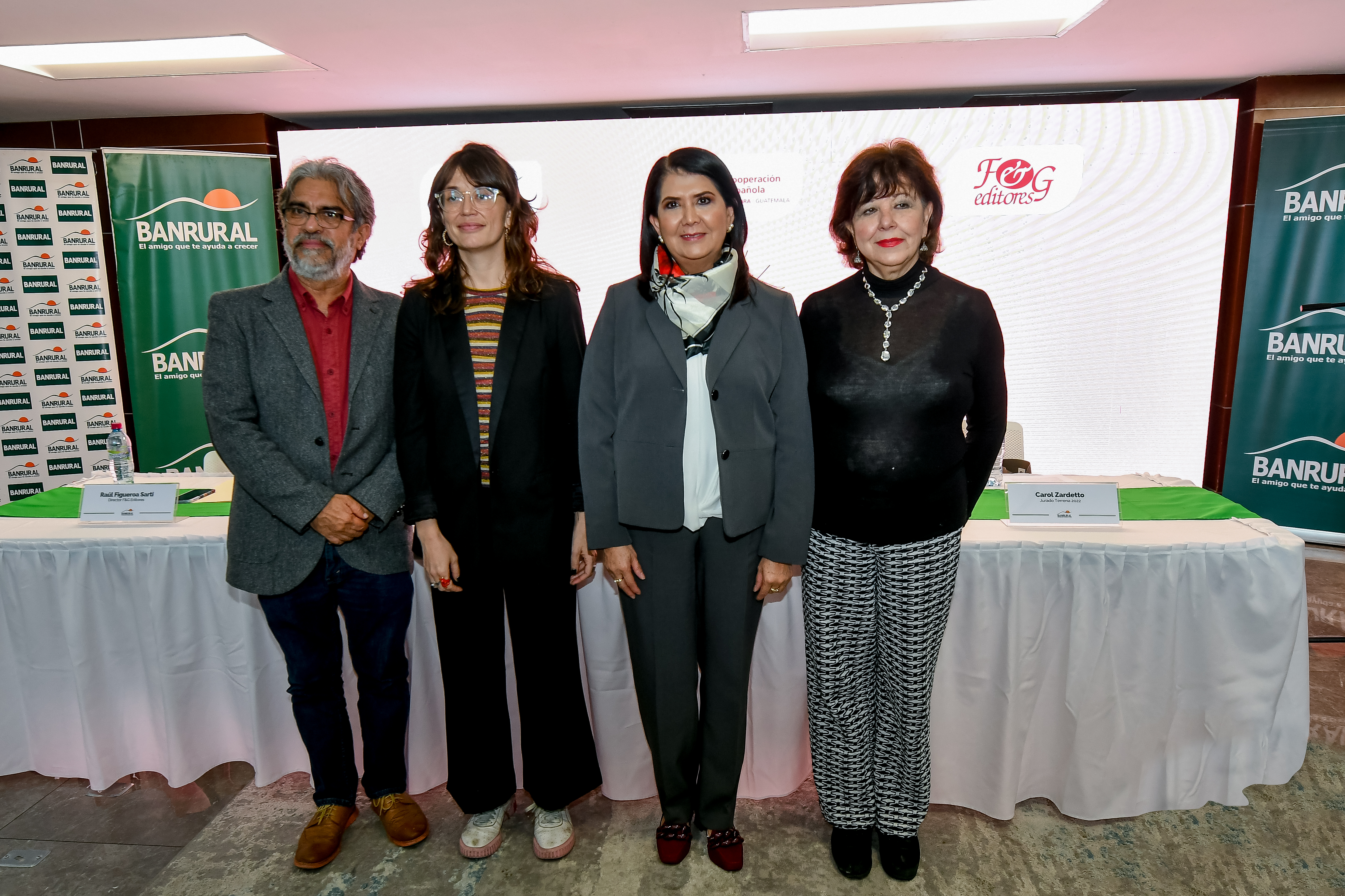 Raúl Figueroa Sarti, representante de F&G Editores; Eva Bañuelos, directora del Centro Cultural de España en Guatemala; Olga Alvarado, gerente de mercadeo de Banrural; y Carol Zardetto, jurado de Terrana 2022. Foto Prensa Libre: Sergio Muñoz