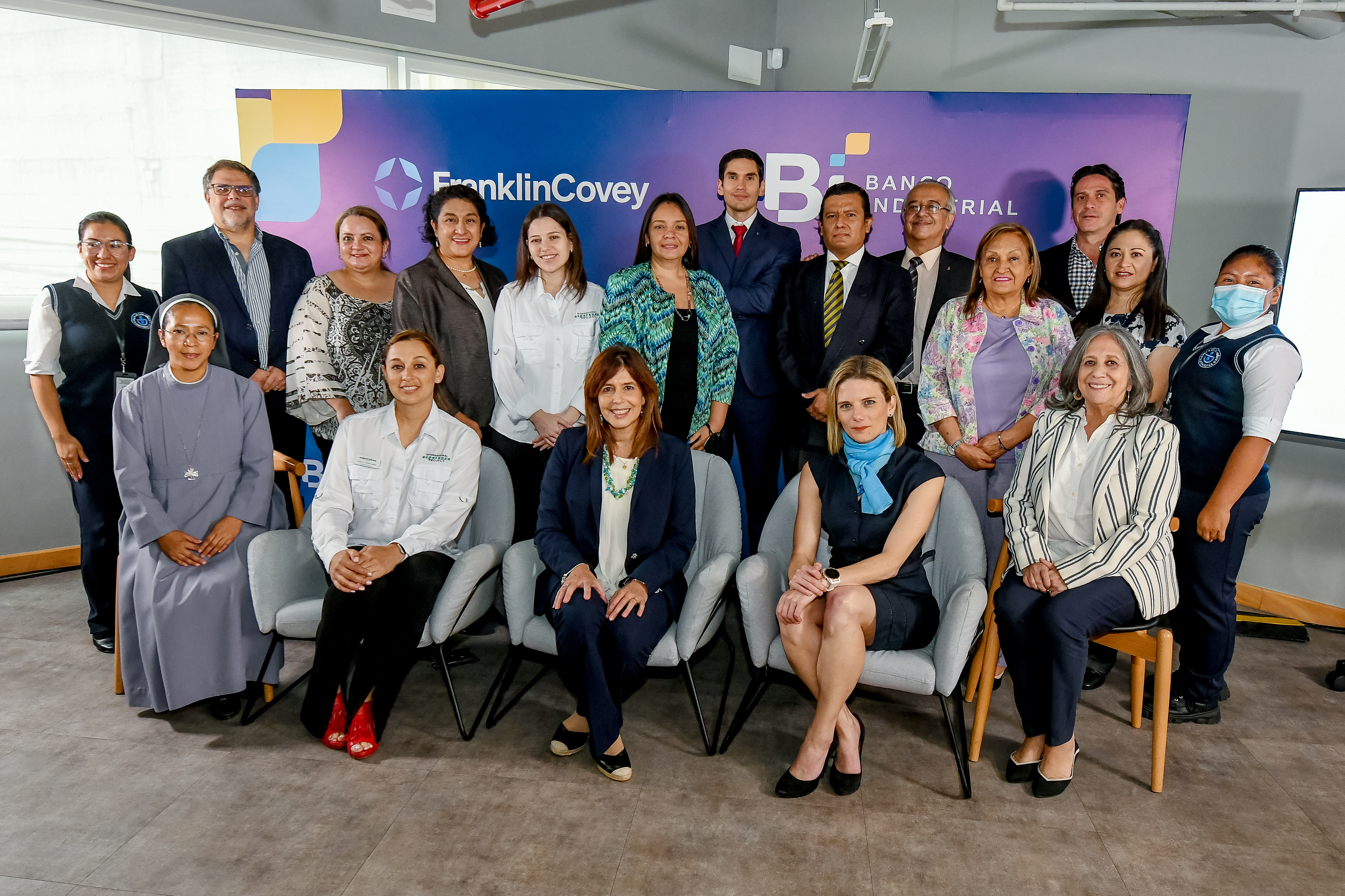 Representantes de los centros educativos junto a miembros del Corporación BI. Foto Prensa Libre: Sergio Muñoz