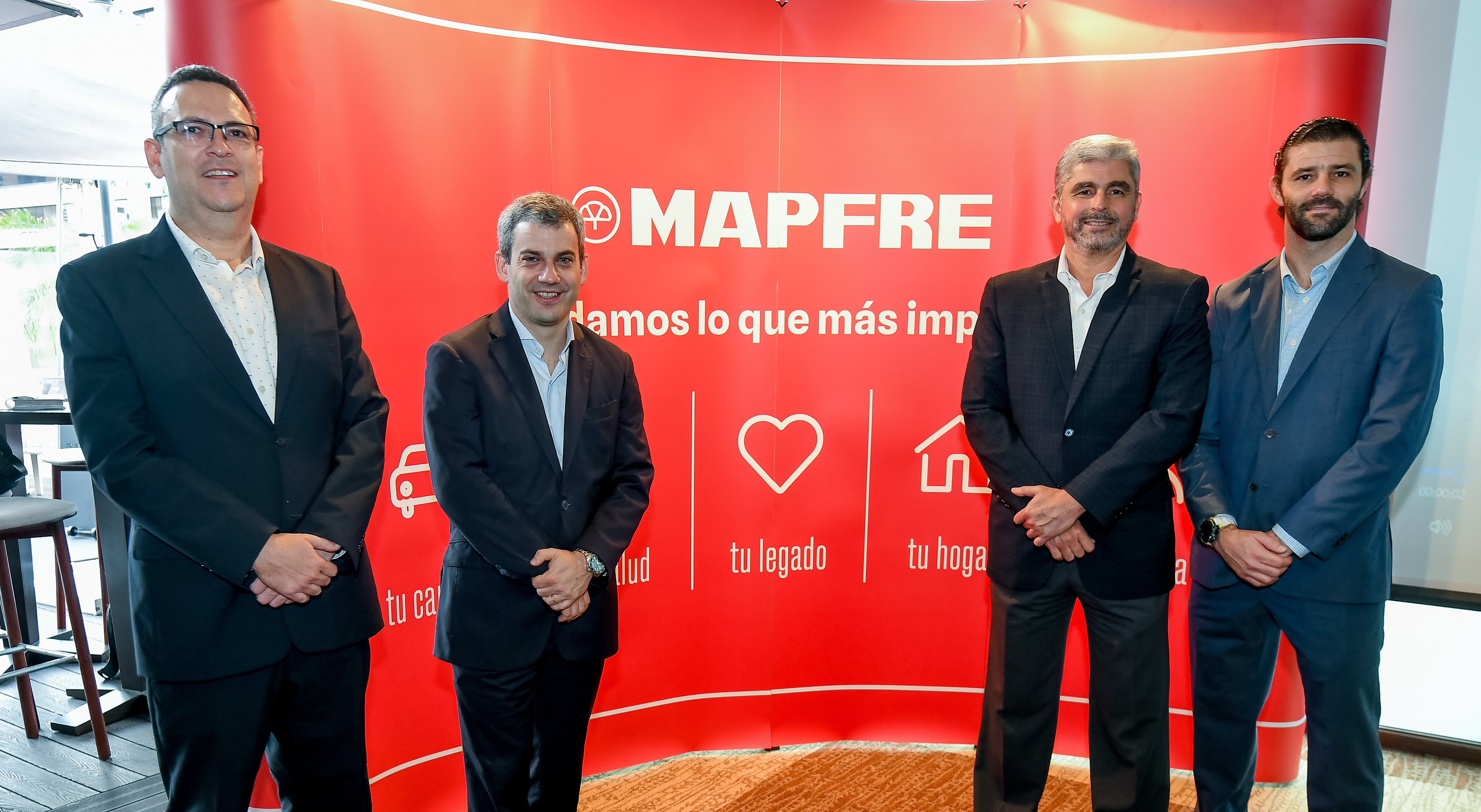 Luis Pedro Chavarría, director comercial; Julio del Cid, CEO de MAPFRE Guatemala; Federico Pronzati, director regional; y Miguel Ángel Vélez, Director Comercial en Solunion para América Central y Caribe. Foto Prensa Libre: Sergio Muñoz