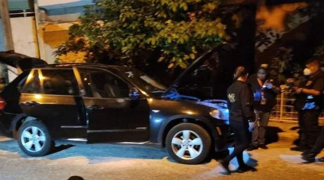 Investigadores inspeccionan vehículo que supuestamente fue asado durante ataque contra agentes de la PMT. (Foto Prensa Libre: Cortesía Amílcar Montejo)