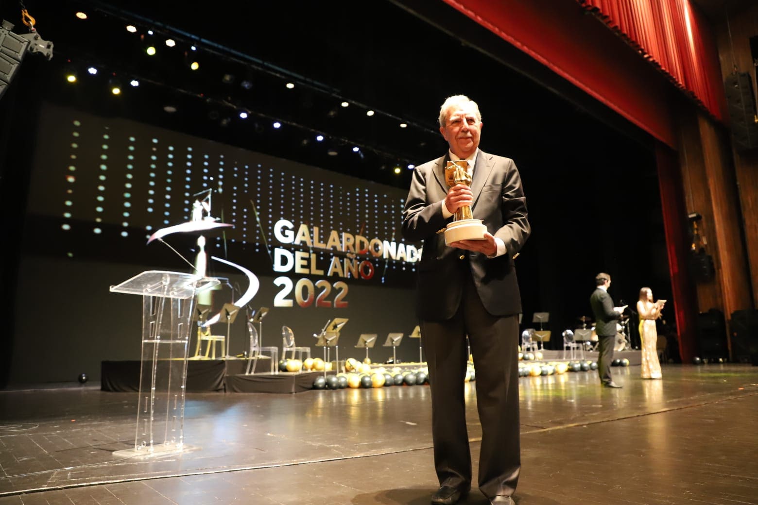 Gabriel Biguria, fundador de Acuamaya, sostiene el la estatuilla que representa el premio Exportador del Año 2022. (Foto Prensa Libre: cortesía Agexport).