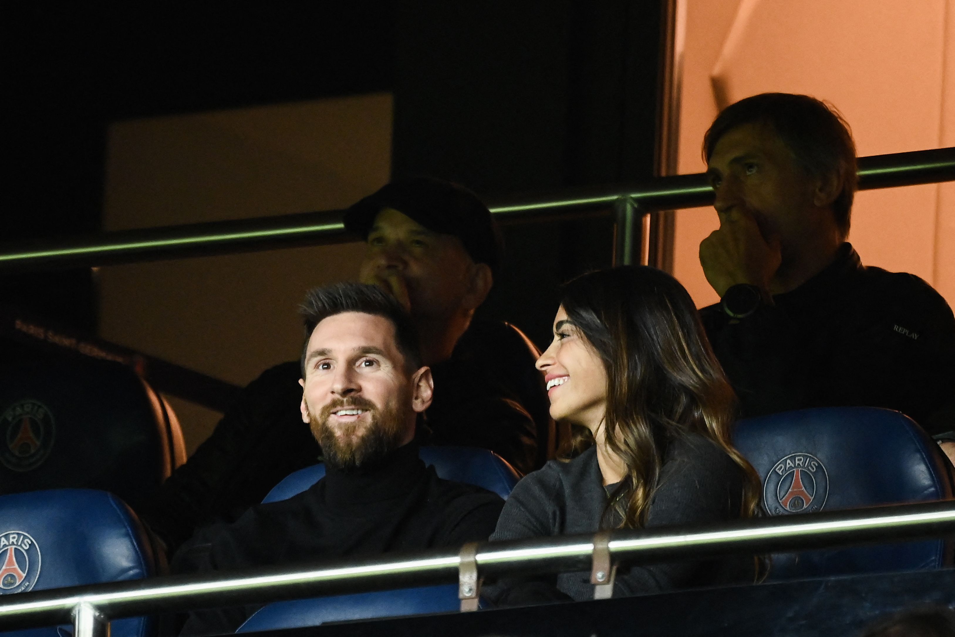 Leo Messi y Antonela Roccuzzo en el Parque de los Príncipes, en París. (Foto Prensa Libre: AFP)