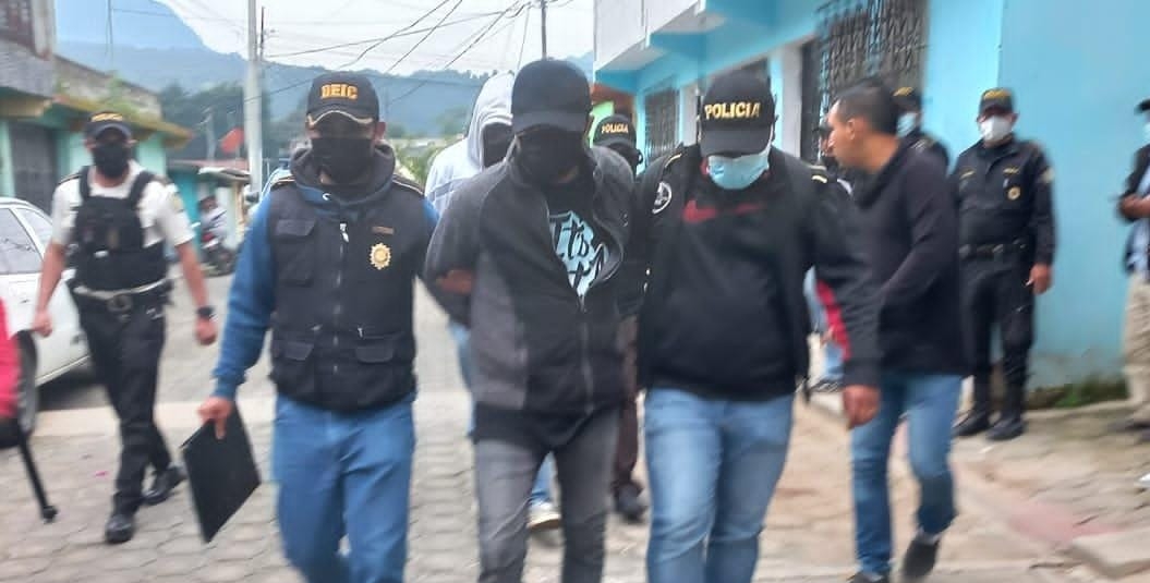 La Policía Nacional Civil capturó a dos personas presuntamente responsables de la muerte de otra persona en Quetzaltenango. (Foto Prensa Libre: PNC)