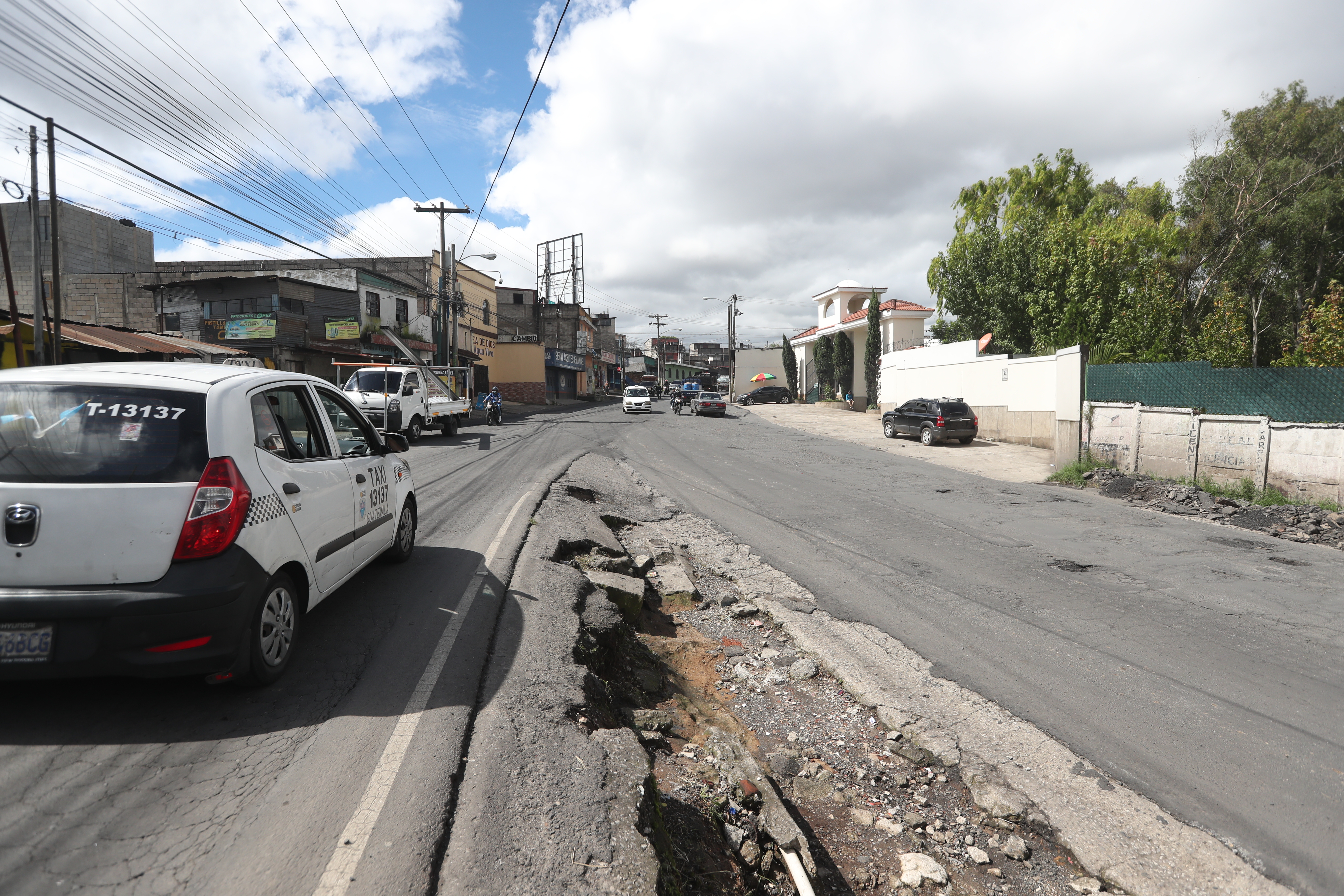 Trafico Vehicular en el Bulevar el Milagro ser afectado que a partir del lunes 24 ser restringido por construccin tramo ciudad Quetzal Los horarios sern de salida hacia el Milagro de 4 am a 8 am de 8 am a 4 pm habr intervalos de 15 minutos cada uno carril nicamente de ingreso a Ciudad Quetzal de 4 pm a 8 pm.

Fotografa: Erick Avila.    Fecha: 21/10/2022.