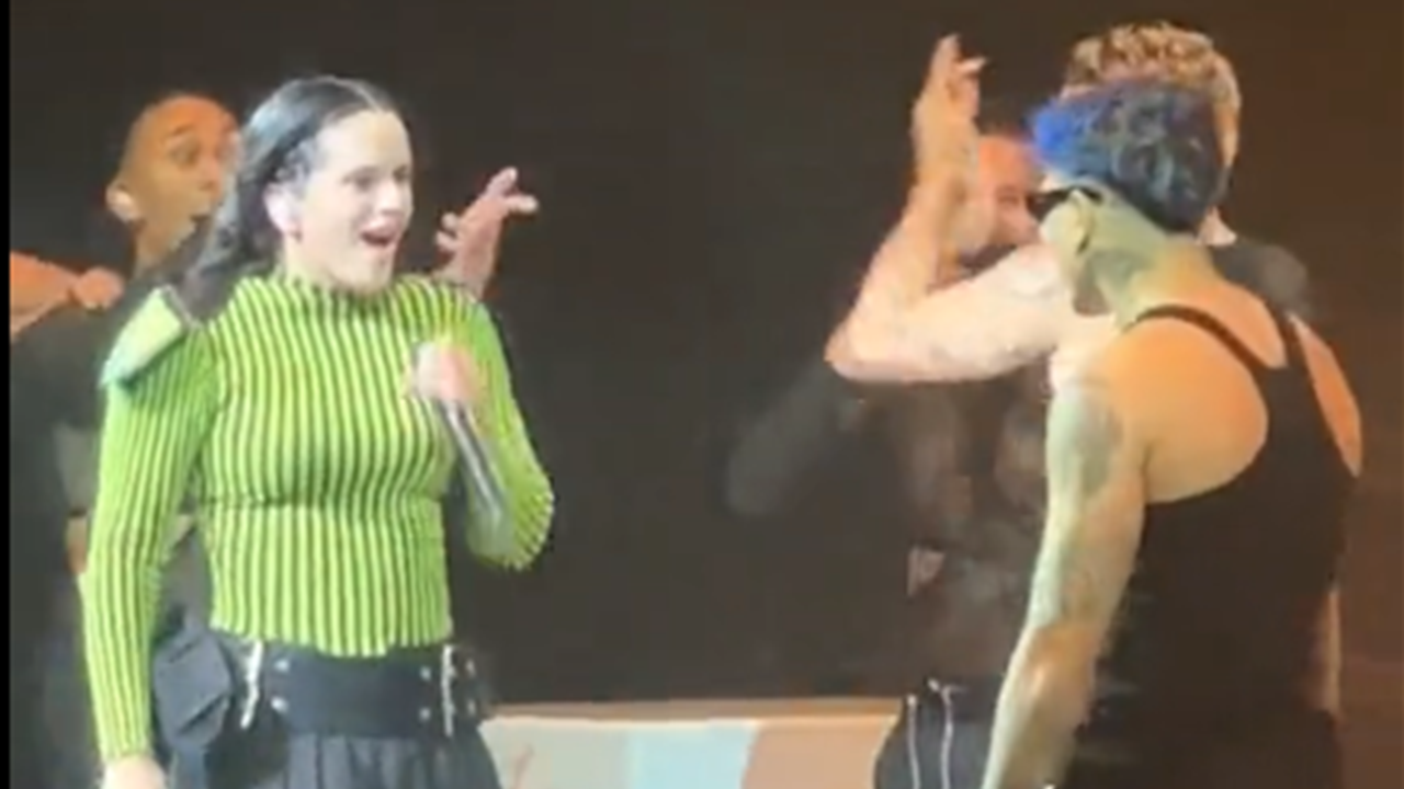 El vídeo de Rauw Alejandro bailando en medio de un desfile de moda que ha  causado confusión
