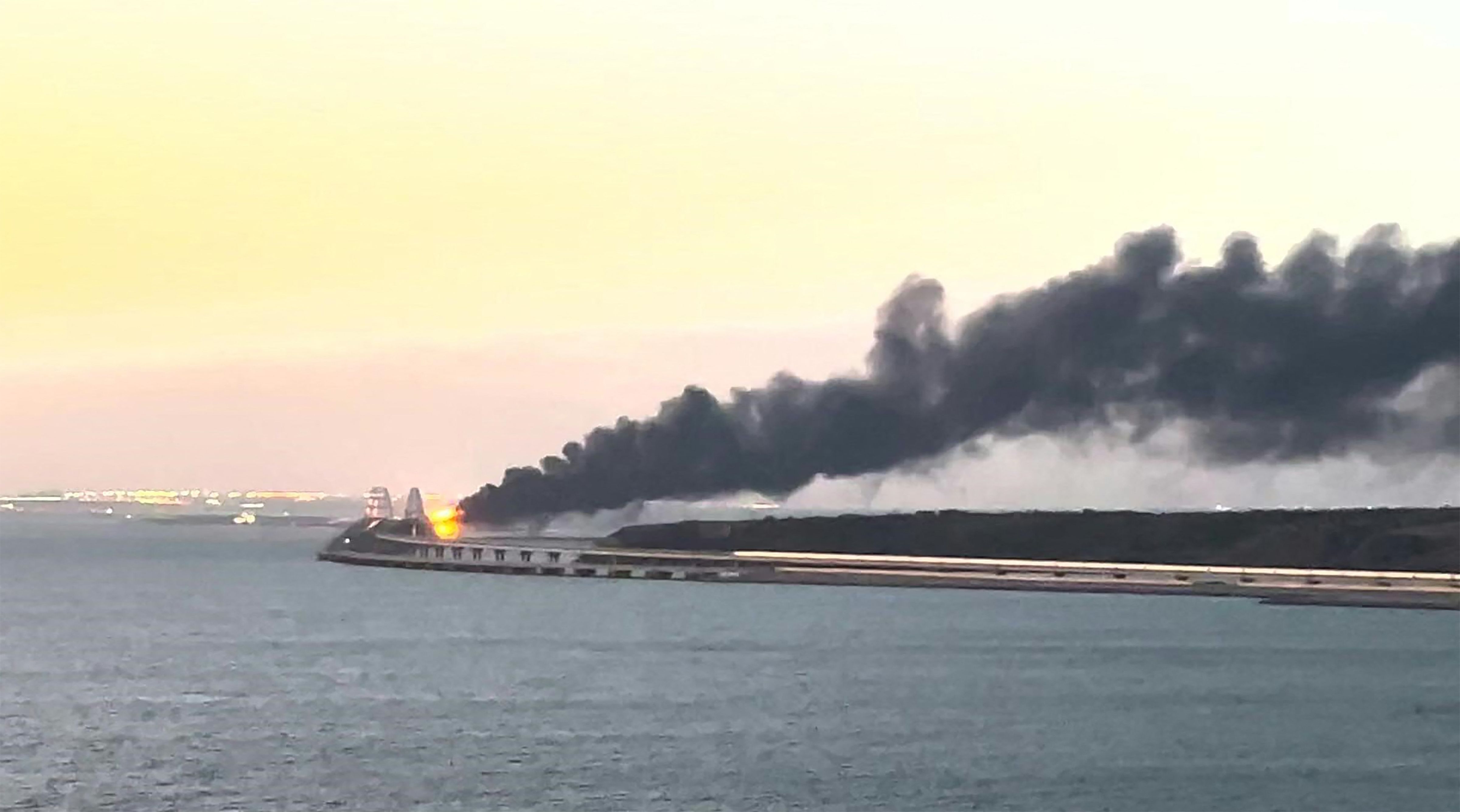 Fotos Y Videos Una Fuerte Explosión Destruye Parte Del Puente De