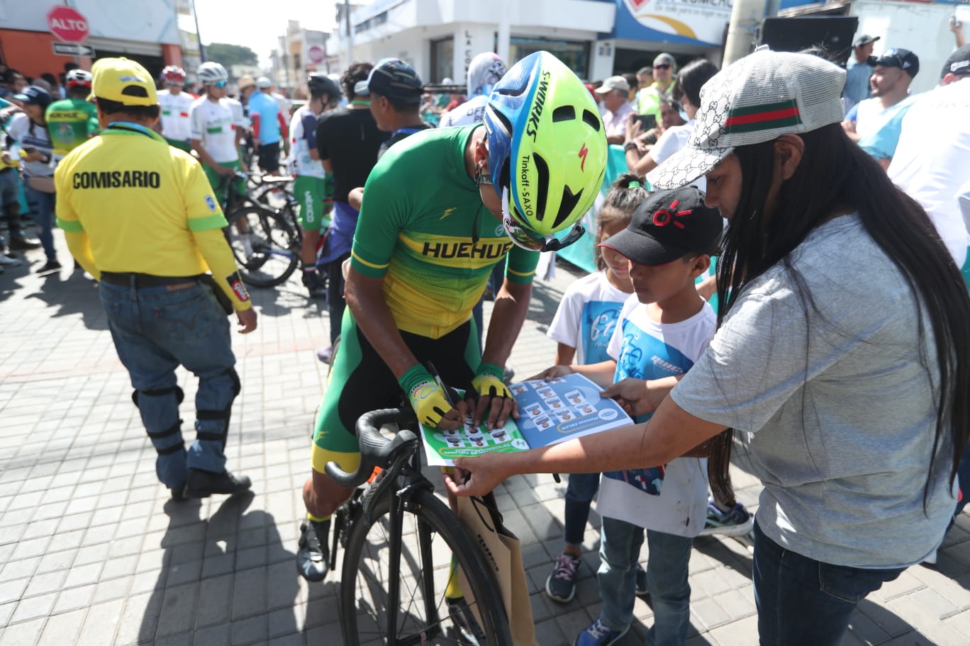 Los ciclistas convivieron con las personas que se acercaron a despedirlos. Foto Prensa Libre (Esbin García)