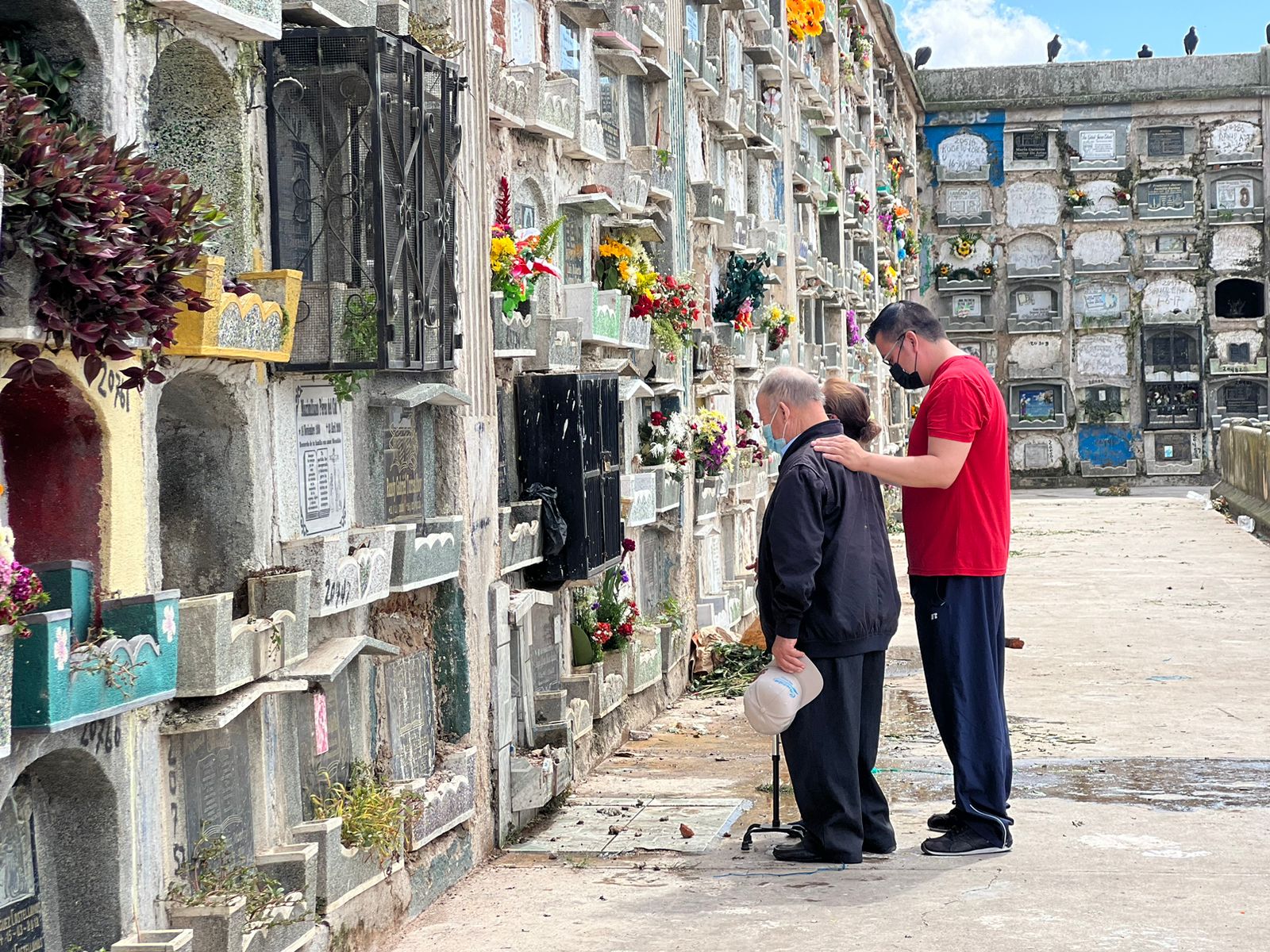 Cientos de guatemaltecos visitan este domingo el Cementerio General. Foto: Prensa Libre: Fernando Cabrera. 