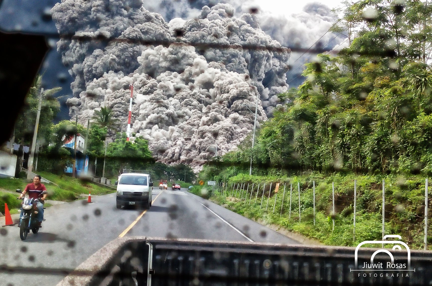 Jiuwit Rosas El Fotógrafo Guatemalteco Que Vivió De Cerca La Erupción Del Volcán De Fuego Y Que 2309