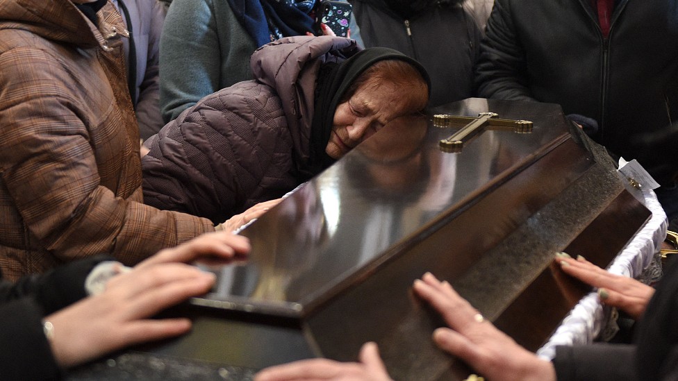 La madre de un soldado ucraniano durante el funeral de su hijo. Getty Images