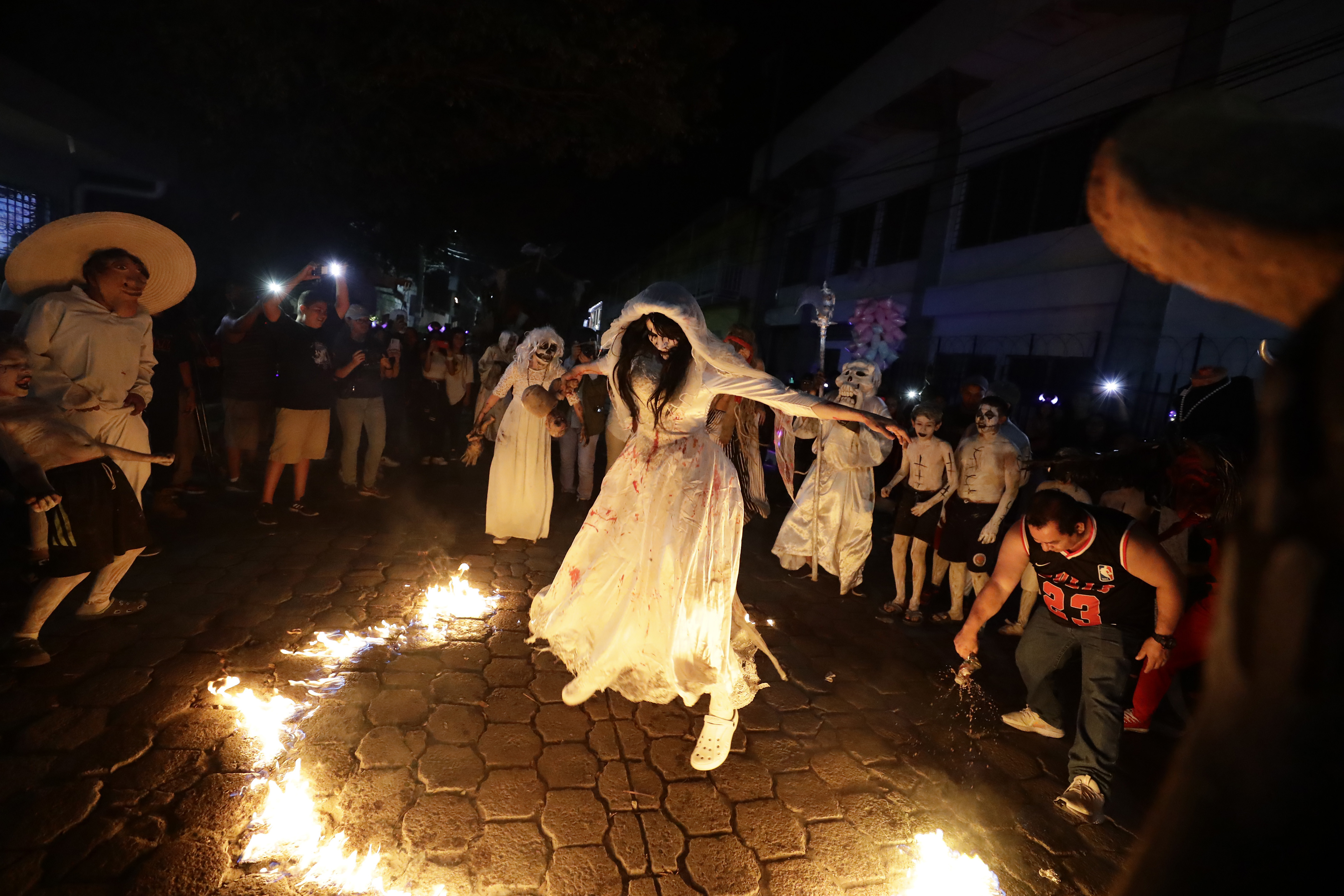 La Llorona es una mujer que va de barrio en barrio de Guatemala reclamando a sus hijos muertos. Imagen ilustrativa. (Foto Prensa Libre: EFE/ Rodrigo Sura).