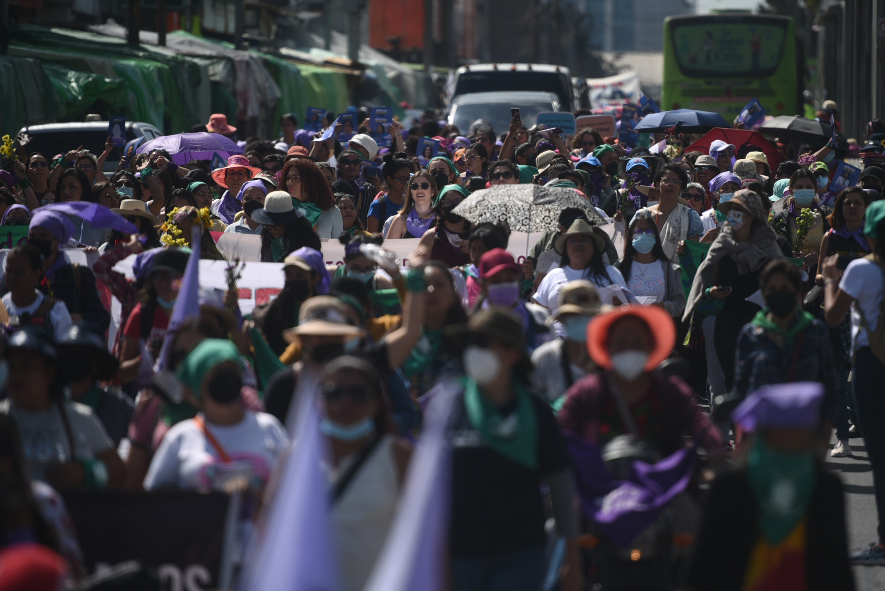 AME5991. CIUDAD DE GUATEMALA (GUATEMALA), 25/11/2022.- Organizaciones de mujeres indígenas y mujeres trans se manifestaron en conmemoración al Día Internacional de la Eliminación de la Violencia contra la Mujer, "25N", durante una marcha que inició en la Plaza de los Derechos Humanos y culminó en la Plaza Central, hoy en Ciudad de Guatemala (Guatemala). EFE/ Edwin Bercián