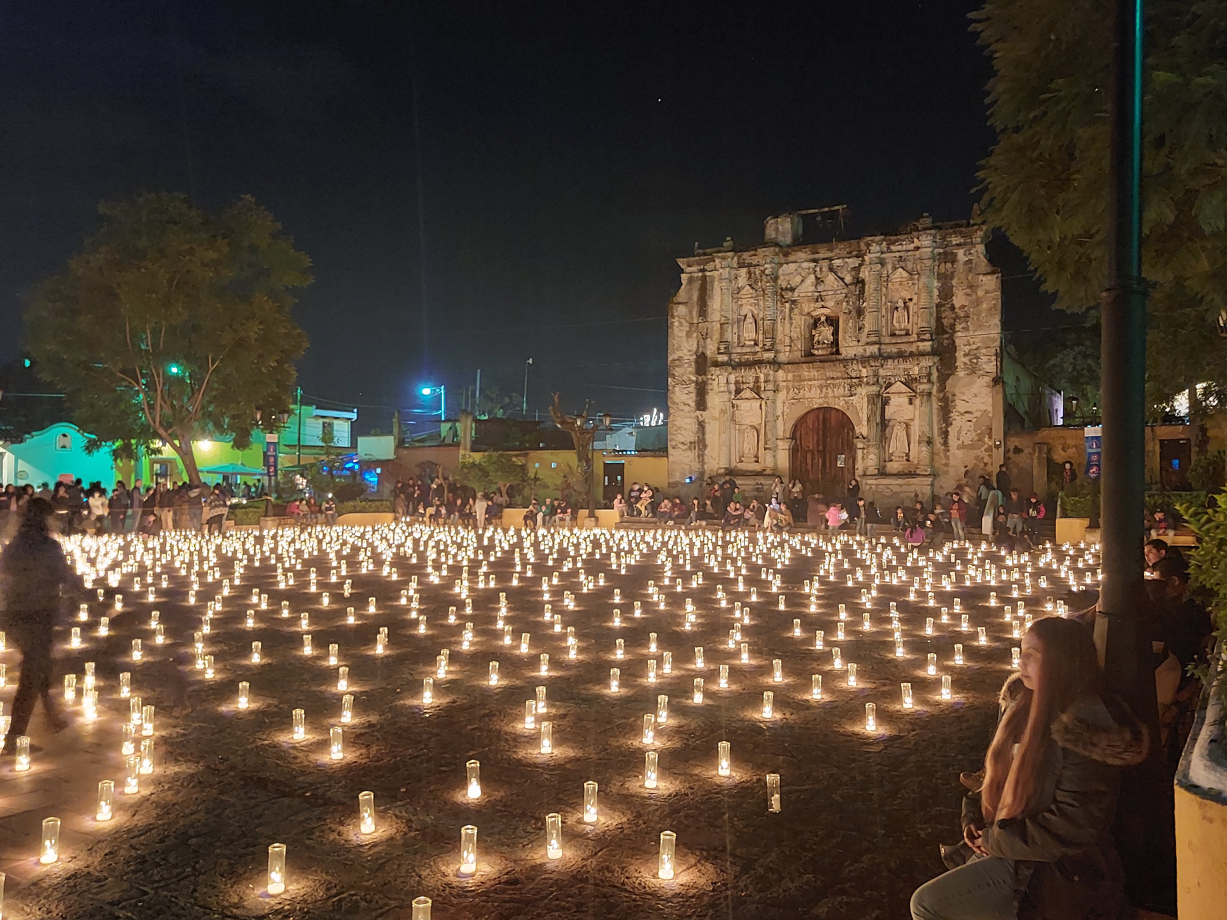 La plazuela de San Gaspar Vivar fue iluminada con 3 mil velas. (Foto: Prensa Libre. Emy Sánchez)