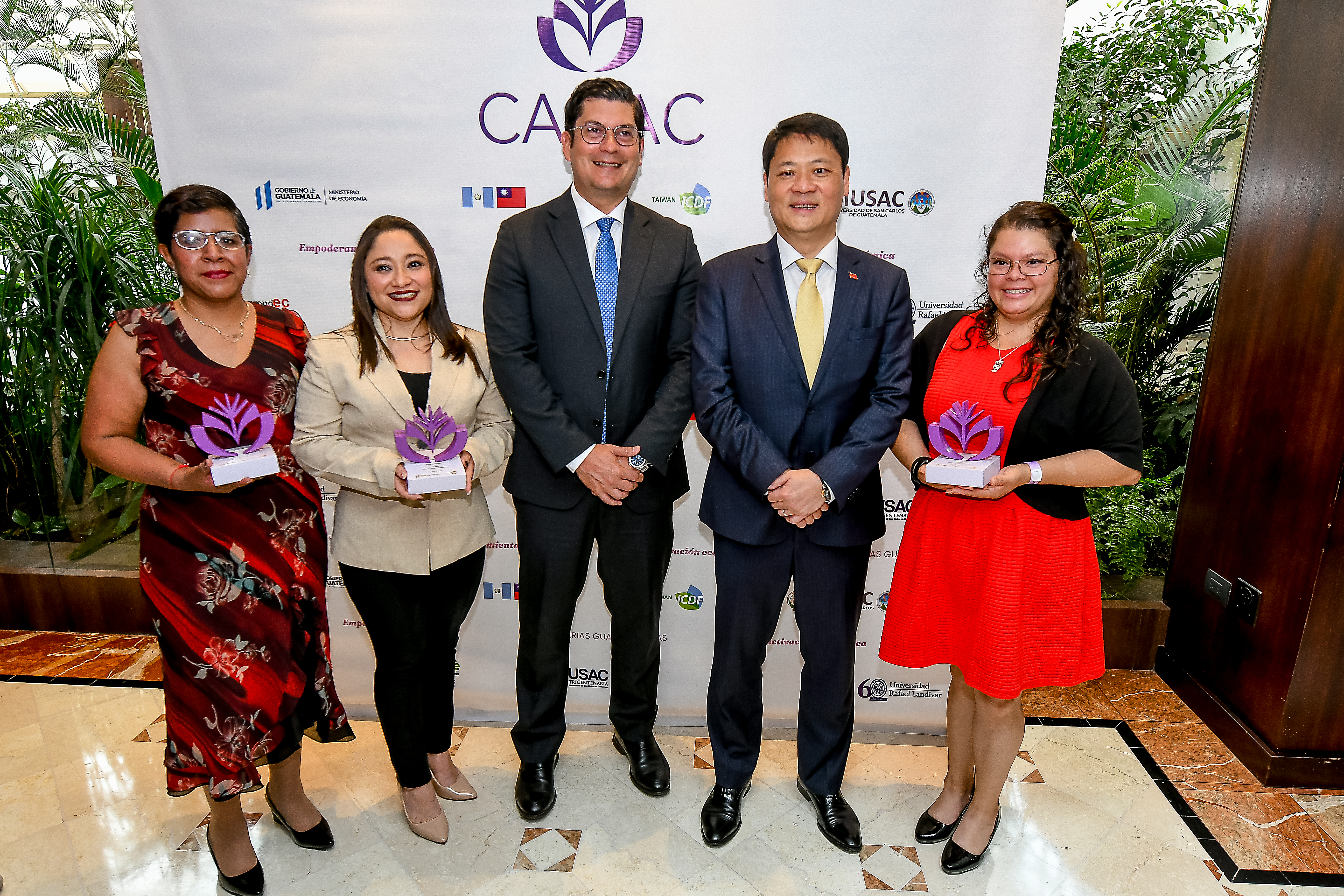 Janio Rosales, Ministro de Economía; y Li-Cheng Cheng, Embajador de la República de China (Taiwán) en Guatemala, junto a las ganadoras del premio CANAC. Foto Prensa Libre: Sergio Muñoz